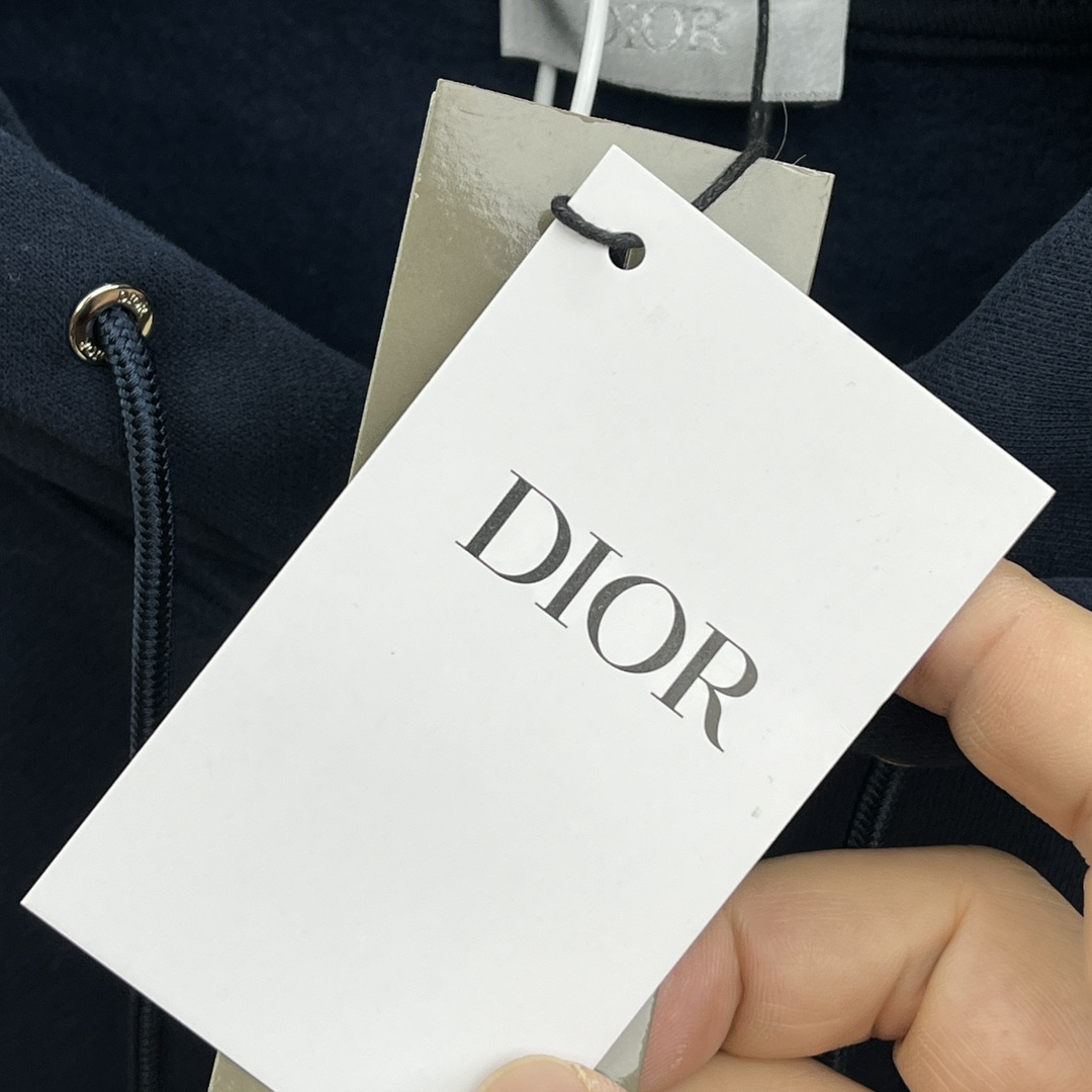 Image[1]-P620 Dior Dior Classic Embroidery CD Embroidery Hooded Cotton Men's Sweatshirt Esta sweatshirt com capuz é confeccionada em tecido de lã de algodão para suavidade e confortoO peito é adornado com o mesmo tom de bordado CD Icon para elevar o estiloCorte regular com punhos canelados e bainha inferiorGZ pode ser combinado com uma variedade de itens para criar um visual casual eleganteCores: Preto Branco Cinzento Azul bebé Azul nobre CáquiTamanho: S-XXL -Fábrica de alta costura