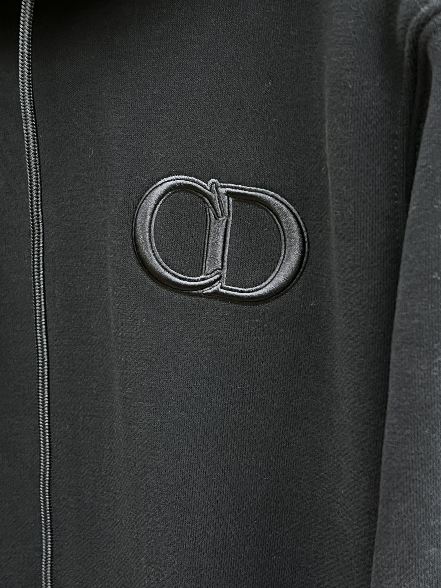 P620 Dior Dior Classic Embroidery CD Embroidery Hooded Cotton Men's SweatshirtThis hooded sweatshirt is crafted from cotton fleece for softness and comfort and features a tonal CD Icon embroidery on the chest for an elevated look.Regular fit with ribbed cuffs and bottom hemGZ can be paired with a variety of items for a smart casual look.Color: black, white, grey, blue, noble blue, khaki.Size: S-XXL