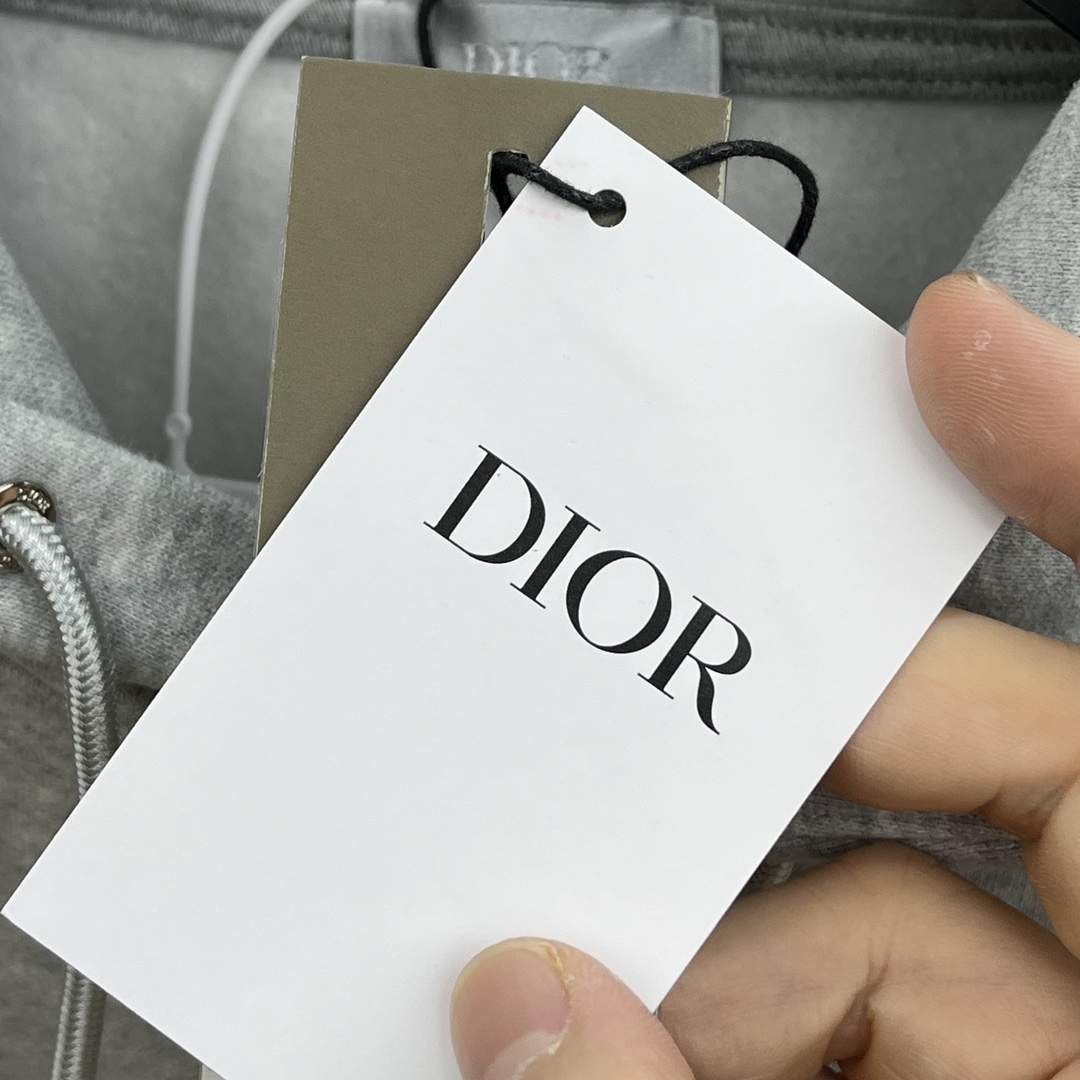 P620 Dior Dior Classic Bordado CD Sudadera con capucha de algodón para hombreEsta sudadera con capucha está confeccionada en forro polar de algodón para mayor suavidad y comodidadEl pecho está decorado con el bordado del icono CD en el mismo tono para realzar el estiloCorte regular con puños y bajo de canaléGZ se puede combinar con una gran variedad de prendas para crear un look casual con estiloColores: negro blanco gris azul bebé azul noble caquiTalla: S-XXLImitación de fábrica de alta calidad