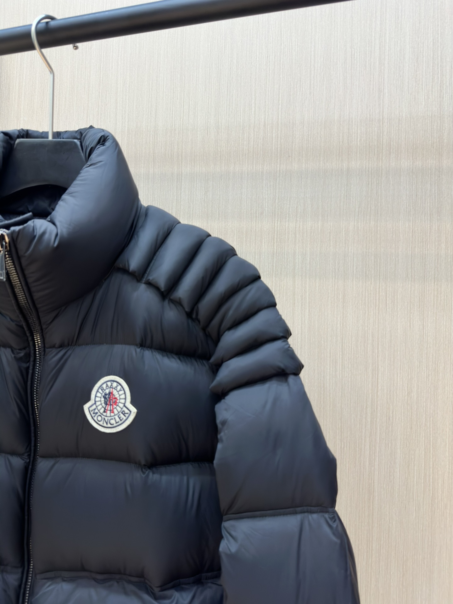 图片[2]-p1640 Moncler 24秋冬新品羽绒服原版定制特殊珠光涂层面料质感超赞！版型随性搭配超时髦！轻盈保暖又舒适！原版五金配件1-5-高仿包包