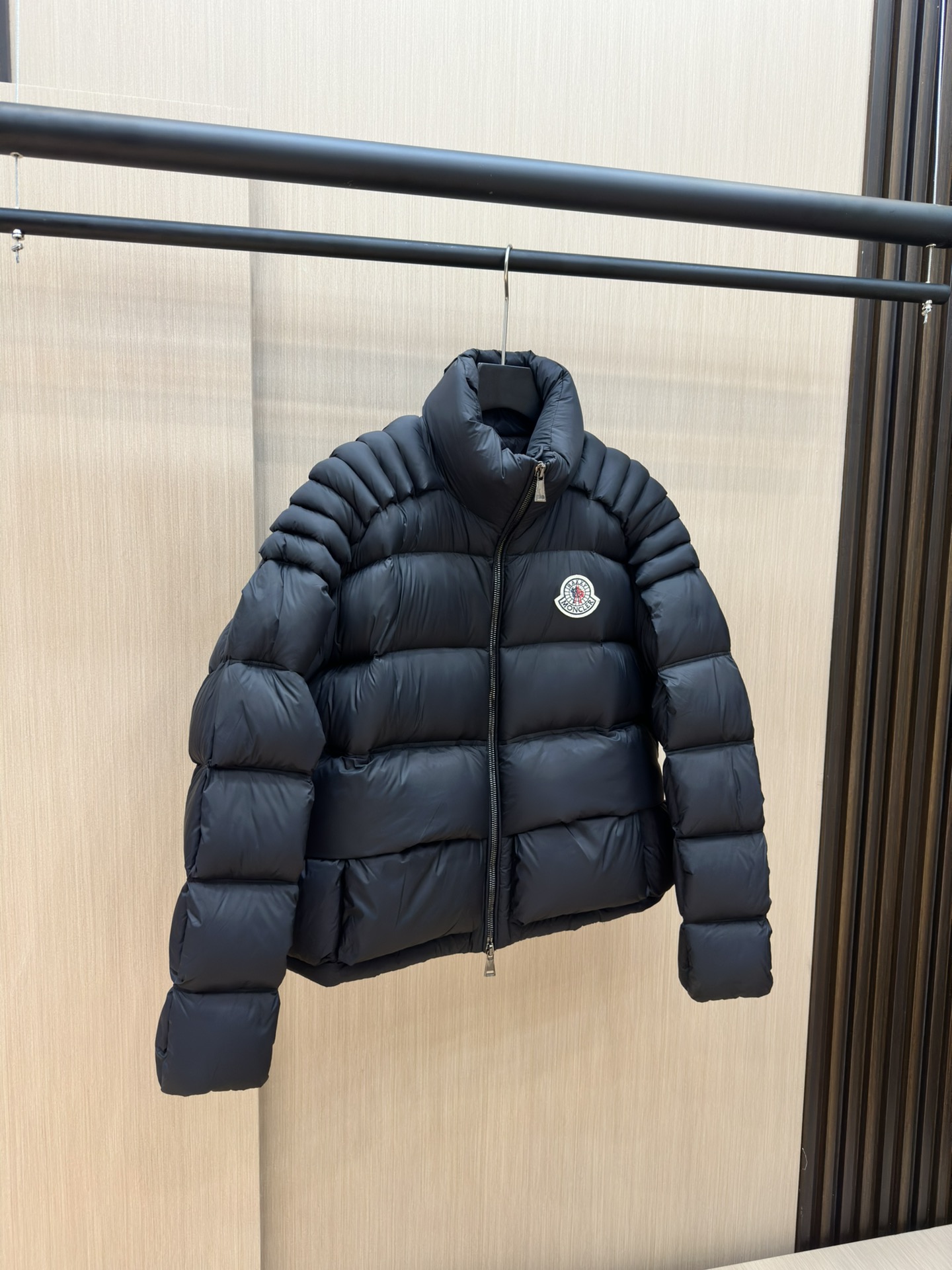 图片[5]-p1640 Moncler 24秋冬新品羽绒服原版定制特殊珠光涂层面料质感超赞！版型随性搭配超时髦！轻盈保暖又舒适！原版五金配件1-5-高仿包包