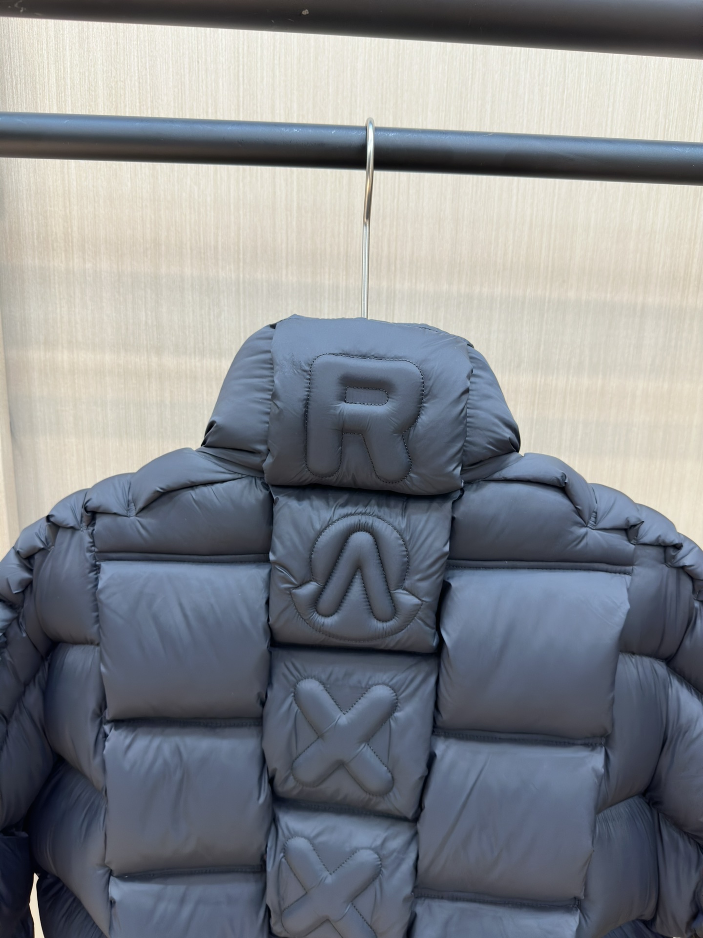 图片[8]-p1640 Moncler 24秋冬新品羽绒服原版定制特殊珠光涂层面料质感超赞！版型随性搭配超时髦！轻盈保暖又舒适！原版五金配件1-5-高仿包包