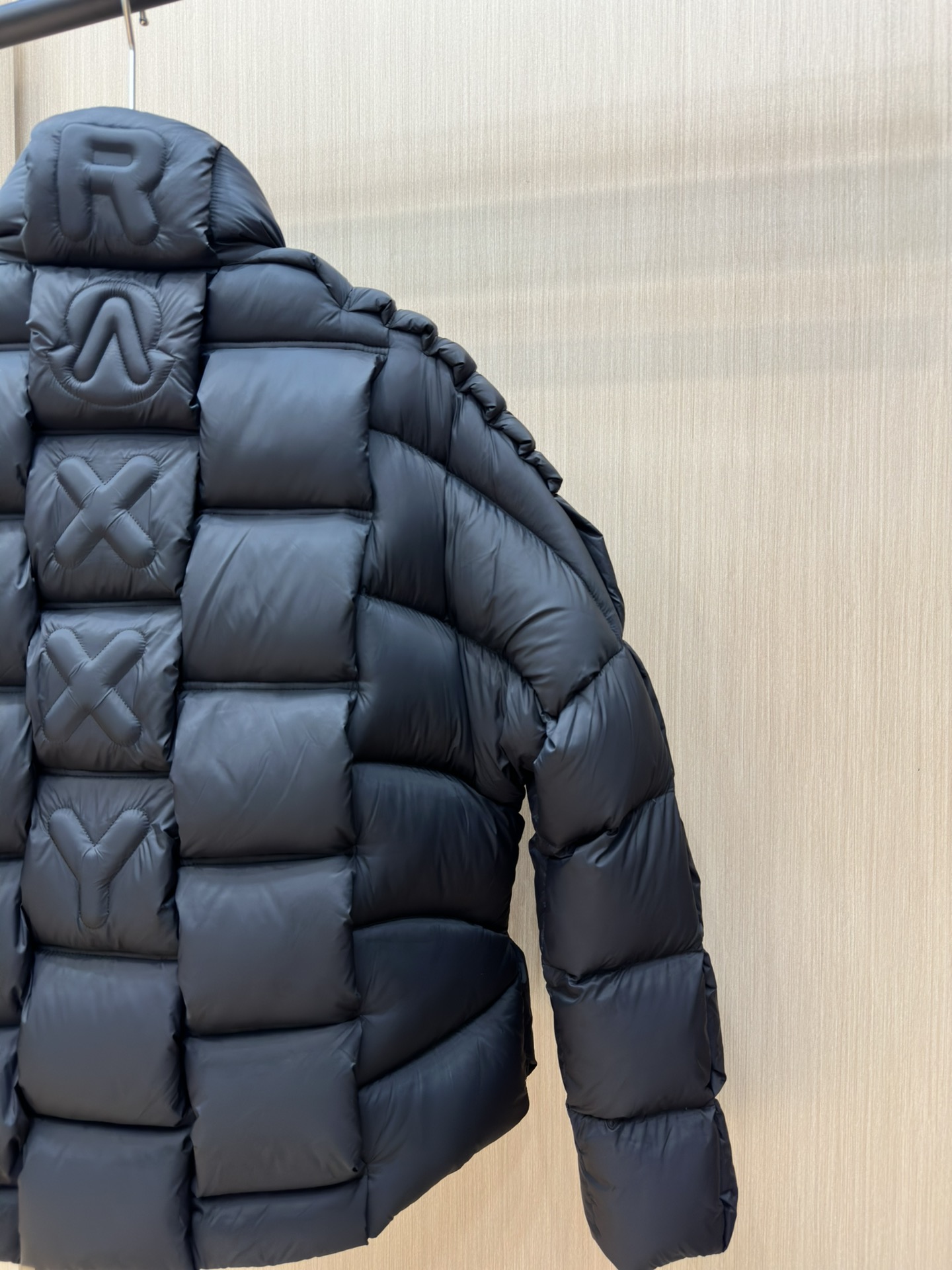 图片[7]-p1640 Moncler 24秋冬新品羽绒服原版定制特殊珠光涂层面料质感超赞！版型随性搭配超时髦！轻盈保暖又舒适！原版五金配件1-5-高仿包包