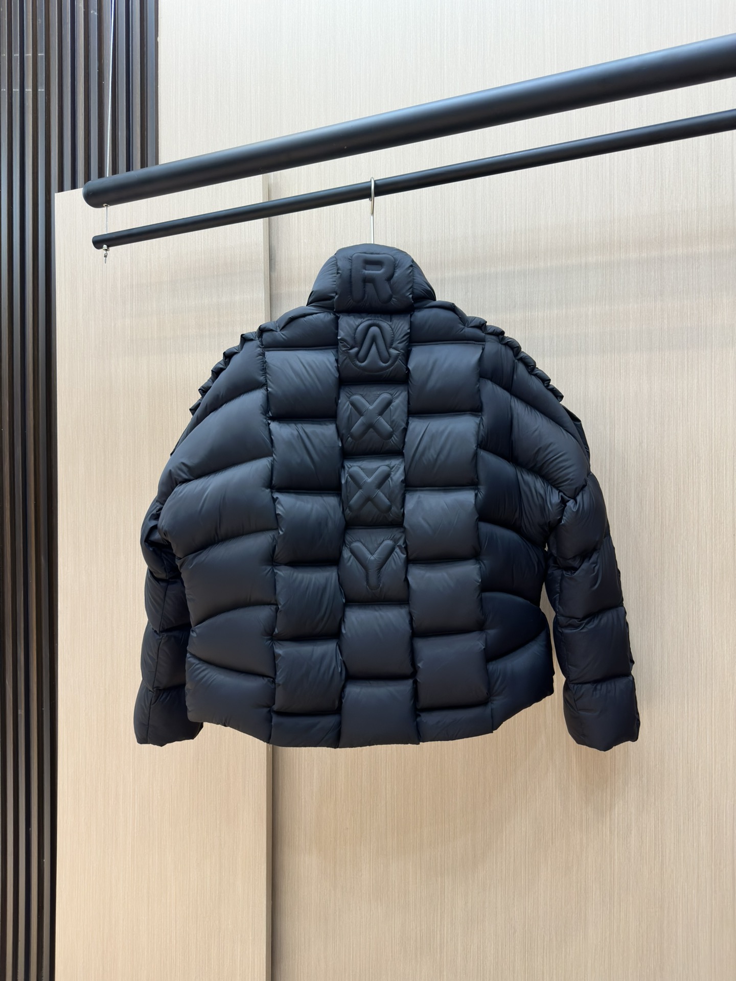 图片[9]-p1640 Moncler 24秋冬新品羽绒服原版定制特殊珠光涂层面料质感超赞！版型随性搭配超时髦！轻盈保暖又舒适！原版五金配件1-5-高仿包包