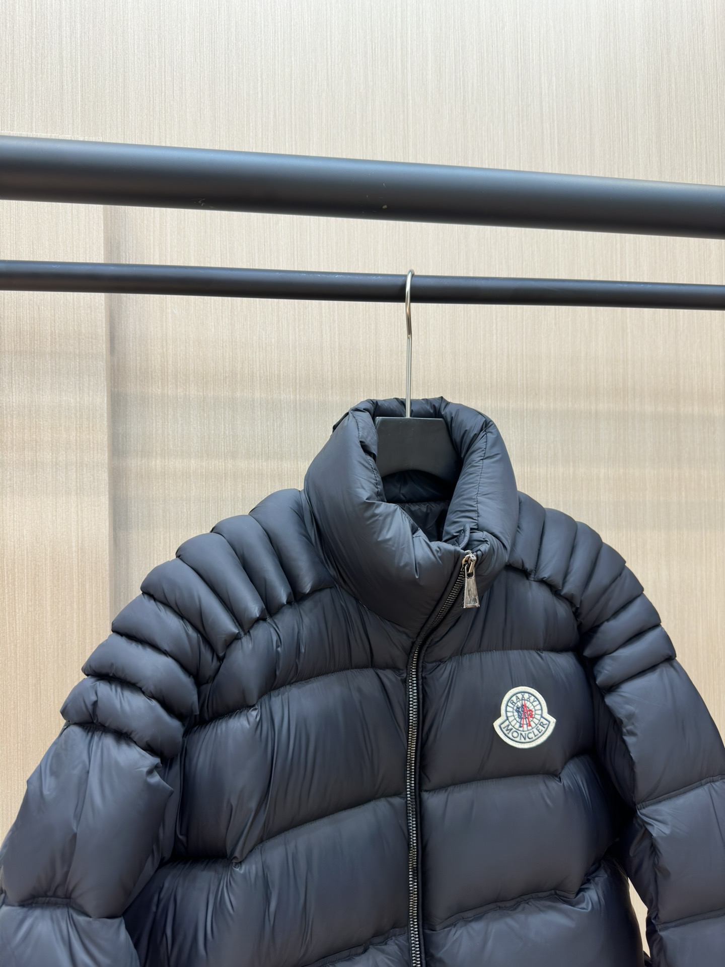 图片[4]-p1640 Moncler 24秋冬新品羽绒服原版定制特殊珠光涂层面料质感超赞！版型随性搭配超时髦！轻盈保暖又舒适！原版五金配件1-5-高仿包包