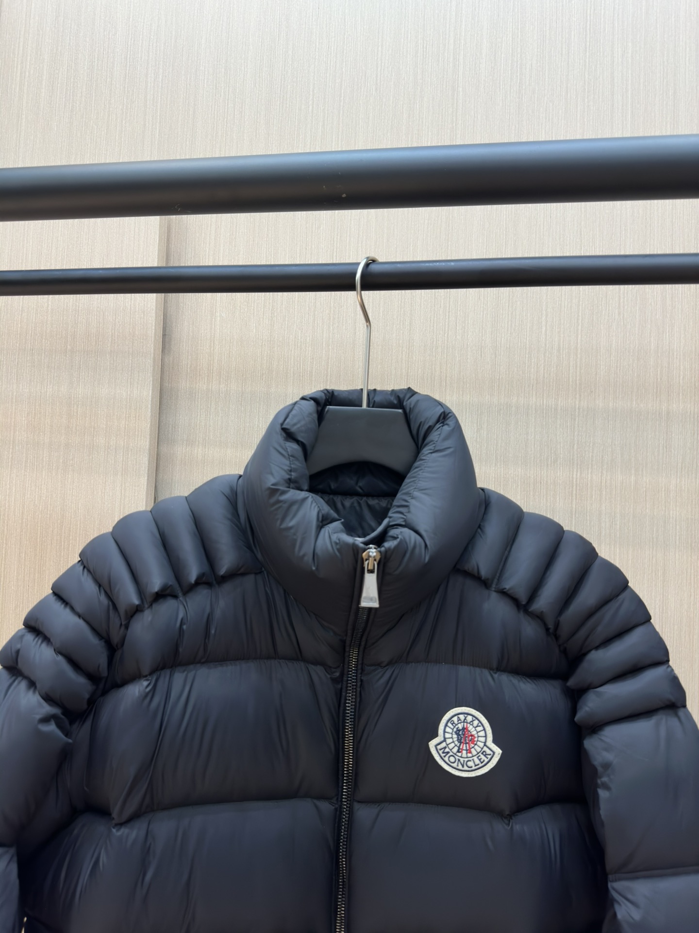 图片[3]-p1640 Moncler 24秋冬新品羽绒服原版定制特殊珠光涂层面料质感超赞！版型随性搭配超时髦！轻盈保暖又舒适！原版五金配件1-5-高仿包包