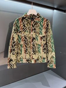 p920, diseño simple no puede ocultar el sentido fresco.2024SS otoño e invierno "LV" chaqueta de los hombres de moda chaqueta de mezclilla clásica estilo de ropa de algodón es el sistema práctico más potente y estable. "LV" hoy en día el sentido de superioridad está aumentando día a día, ¡cierre los ojos por un segundo! La calidad del material en el nivel es simplemente incomparable con la versión ordinaria. Los tejidos personalizados son finos, suaves y resistentes. El efecto de cierre hace que la retención del calor sea más potente. ¡Excelente resistencia a la presión y al frío! El tema elemental de los tejidos es una forma estupenda de resaltar los colores de los elementos. ¡Proporcionan comodidad para los viajes y la vida diaria al aire libre! Color: camuflaje Talla: M/L/XL/2XL/3XLM Anchura de hombros 46 pecho 110 longitud 65 longitud de mangas 64 fh11-high replica handbags