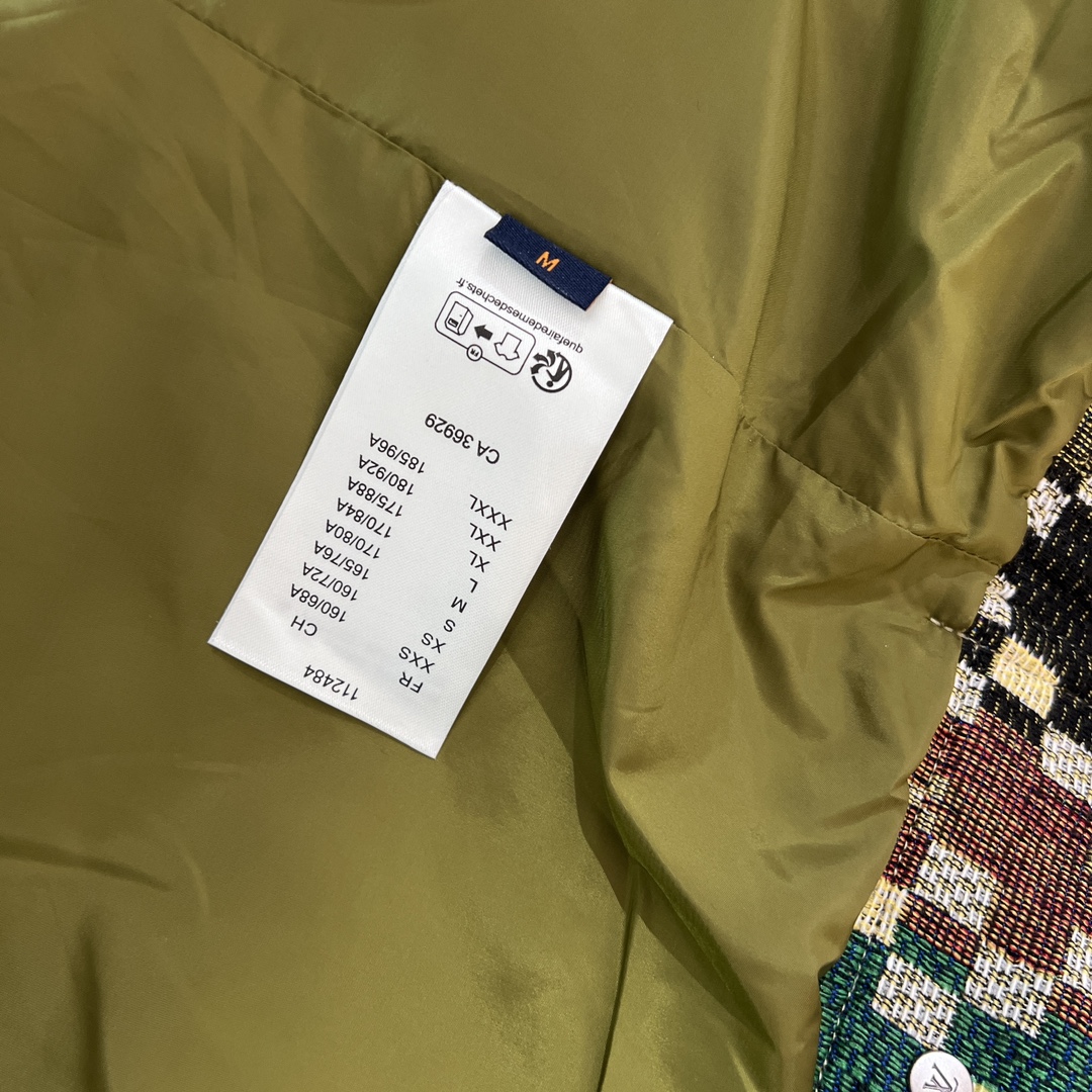 p920, diseño simple no puede ocultar el sentido fresco.2024SS otoño e invierno "LV" chaqueta de los hombres de moda chaqueta de mezclilla clásica estilo de ropa de algodón es el sistema práctico más potente y estable. "LV" hoy en día el sentido de superioridad está aumentando día a día, ¡cierre los ojos por un segundo! La calidad del material en el nivel es simplemente incomparable con la versión ordinaria. Los tejidos personalizados son finos, suaves y resistentes. El efecto de cierre hace que la retención del calor sea más potente. ¡Excelente resistencia a la presión y al frío! El tema elemental de los tejidos es una forma estupenda de resaltar los colores de los elementos. ¡Proporcionan comodidad para los viajes y la vida diaria al aire libre! Color: camuflaje Talla: M/L/XL/2XL/3XLM Anchura de hombros 46 pecho 110 longitud 65 longitud de mangas 64 fh11-high replica handbags