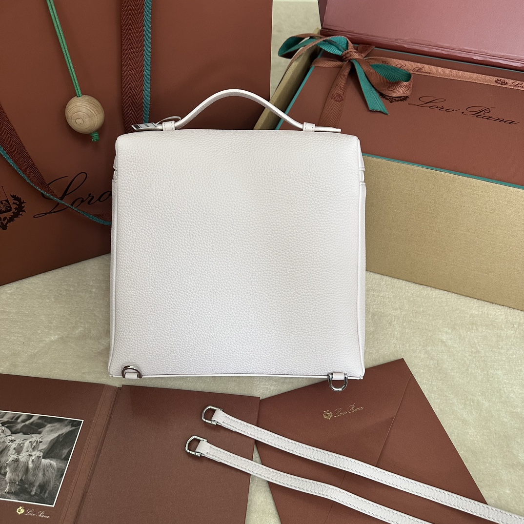 💰1360Loro pianaExtra Pocket L23.5 Shoulder Bag Calfskin / Item: FAM6491 ¥ 50600Color: Butter This Extra Pocket soft calf leather shoulder bag has a chic trapezoidal look. The light natural graining gives the shoulder bag character and enhances the softness of the leather. The practicality of the design makes it the ideal accessory for a busy day. Size: Length 21✖️Height 23.5✖️Width 8cmSize is measured manually, please understand that there is a slight error Leather handles with shoulder strapTwo-way zipper closure, zipper head embellished with MY Charms charmsBody: Cow LeatherLining: Sheep Leather-High-quality imitation factory