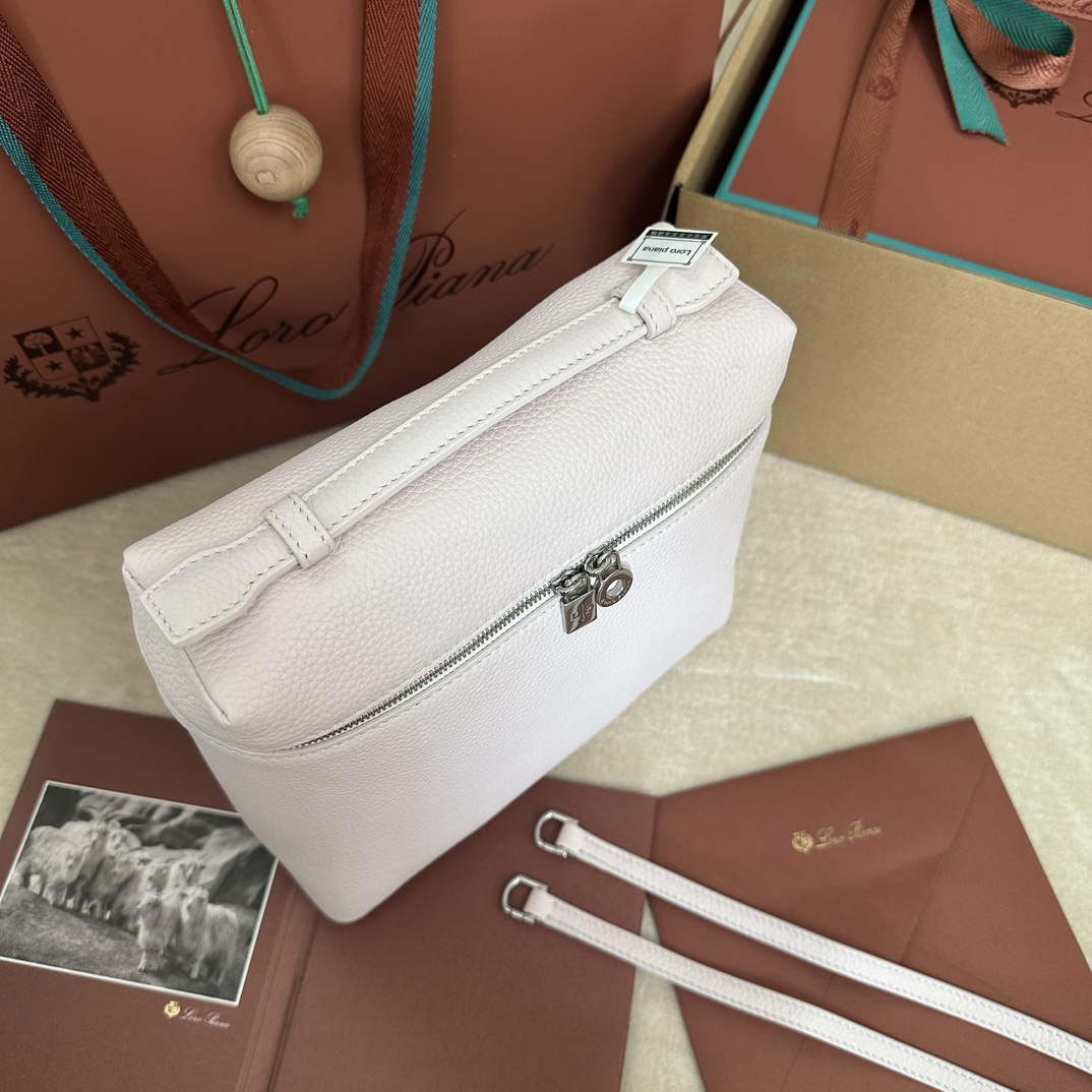 💰1360Loro pianaExtra Pocket L23.5 Shoulder Bag Calfskin / Item: FAM6491 ¥ 50600Color: Butter This Extra Pocket soft calf leather shoulder bag has a chic trapezoidal look. The light natural graining gives the shoulder bag character and enhances the softness of the leather. The practicality of the design makes it the ideal accessory for a busy day. Size: Length 21✖️Height 23.5✖️Width 8cmSize is measured manually, please understand that there is a slight error Leather handles with shoulder strapTwo-way zipper closure, zipper head embellished with MY Charms charmsBody: Cow LeatherLining: Sheep Leather-High-quality imitation factory