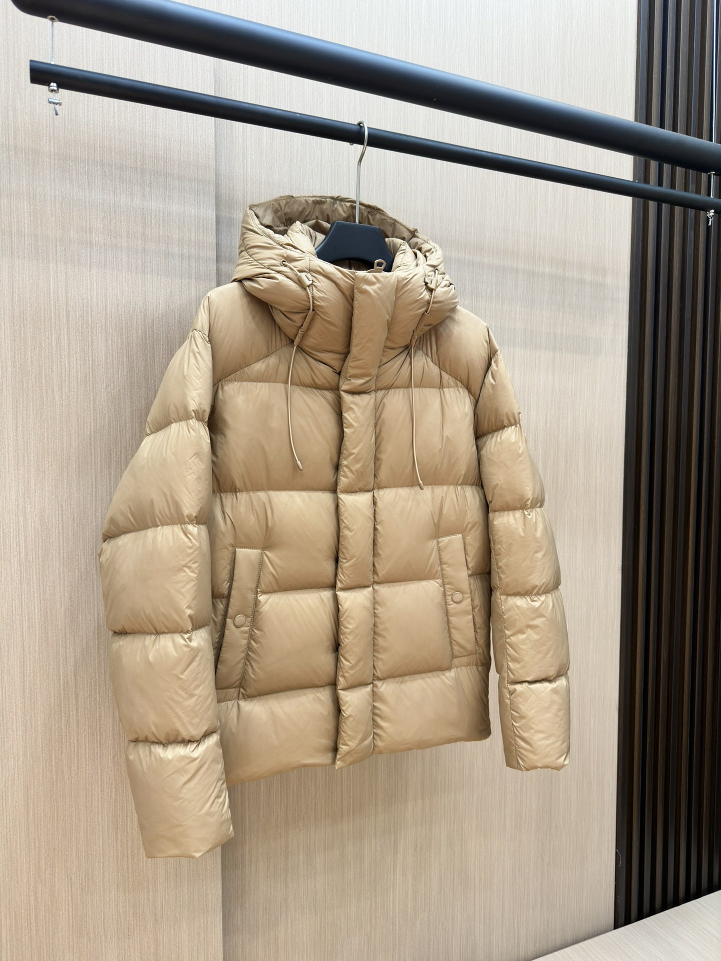 p1360 Casaco de penas em tecido com padrão do logótipo Burberry, com capuz e bainha protetora; design com aplicações do logótipo da marca inspirado na cultura britânica dos anos 90 bb r most hooded down jacket bbr ace new single in black and red! Casaco de penas com emblema de pastilha elástica, unissexo e sofisticado! A I look forward to a second half of the ace (this year bur down jacket is really less to tears) this year's bbr is considered to be the success of the blood change this down jacket is completely fresh blood novos acessórios novos tecidos novo estilo nova versão! Super quente, com enchimento de penugem de padrão europeu, gola alta, capuz aberto no interior, com um cinto de bloqueio do vento semelhante ao de casa! O esquema de cores da moda é precisamente devido a estes pormenores e especificações insubstituíveis dos primeiros modelos da indústria de produtos de alta qualidade e de alta qualidade a serem recomendados! Tamanho: m-3xl