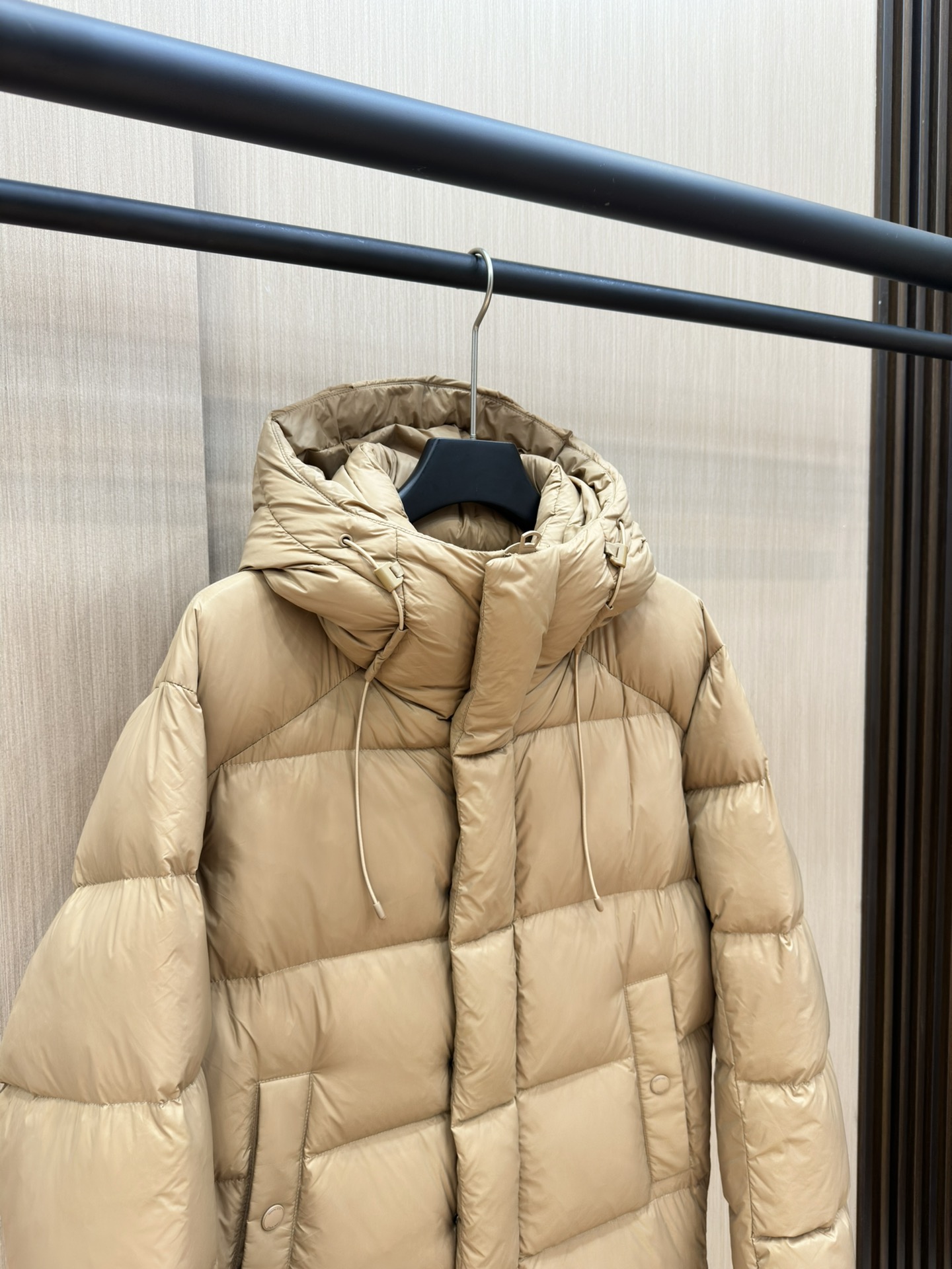 p1360 Casaco de penas em tecido com padrão do logótipo Burberry, com capuz e bainha protetora; design com aplicações do logótipo da marca inspirado na cultura britânica dos anos 90 bb r most hooded down jacket bbr ace new single in black and red! Casaco de penas com emblema de pastilha elástica, unissexo e sofisticado! A I look forward to a second half of the ace (this year bur down jacket is really less to tears) this year's bbr is considered to be the success of the blood change this down jacket is completely fresh blood novos acessórios novos tecidos novo estilo nova versão! Super quente, com enchimento de penugem de padrão europeu, gola alta, capuz aberto no interior, com um cinto de bloqueio do vento semelhante ao de casa! O esquema de cores da moda é precisamente devido a estes pormenores e especificações insubstituíveis dos primeiros modelos da indústria de produtos de alta qualidade e de alta qualidade a serem recomendados! Tamanho: m-3xl