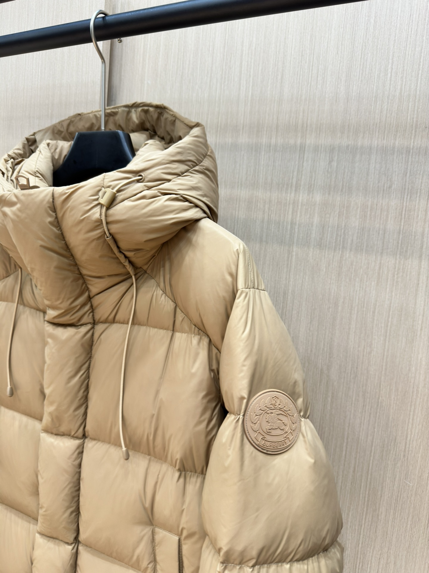 p1360 Casaco de penas em tecido com padrão do logótipo Burberry, com capuz e bainha protetora; design com aplicações do logótipo da marca inspirado na cultura britânica dos anos 90 bb r most hooded down jacket bbr ace new single in black and red! Casaco de penas com emblema de pastilha elástica, unissexo e sofisticado! A I look forward to a second half of the ace (this year bur down jacket is really less to tears) this year's bbr is considered to be the success of the blood change this down jacket is completely fresh blood novos acessórios novos tecidos novo estilo nova versão! Super quente, com enchimento de penugem de padrão europeu, gola alta, capuz aberto no interior, com um cinto de bloqueio do vento semelhante ao de casa! O esquema de cores da moda é precisamente devido a estes pormenores e especificações insubstituíveis dos primeiros modelos da indústria de produtos de alta qualidade e de alta qualidade a serem recomendados! Tamanho: m-3xl