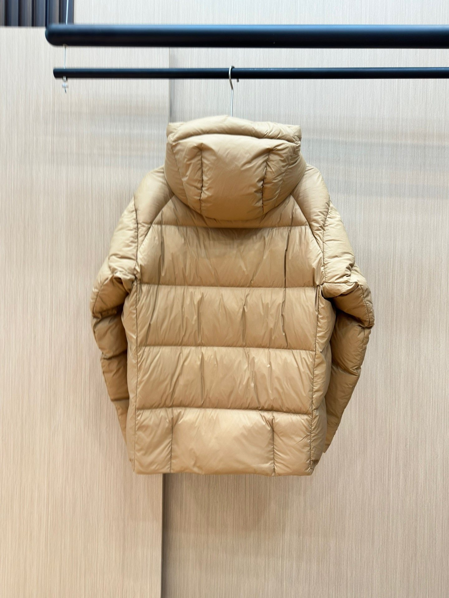 p1360 Casaco de penas em tecido com padrão do logótipo Burberry, com capuz e bainha protetora; design com aplicações do logótipo da marca inspirado na cultura britânica dos anos 90 bb r most hooded down jacket bbr ace new single in black and red! Casaco de penas com emblema de pastilha elástica, unissexo e sofisticado! A I look forward to a second half of the ace (this year bur down jacket is really less to tears) this year's bbr is considered to be the success of the blood change this down jacket is completely fresh blood novos acessórios novos tecidos novo estilo nova versão! Super quente, com enchimento de penugem de padrão europeu, gola alta, capuz aberto no interior, com um cinto de bloqueio do vento semelhante ao de casa! O esquema de cores da moda é precisamente devido a estes pormenores e especificações insubstituíveis dos primeiros modelos da indústria de produtos de alta qualidade e de alta qualidade a serem recomendados! Tamanho: m-3xl