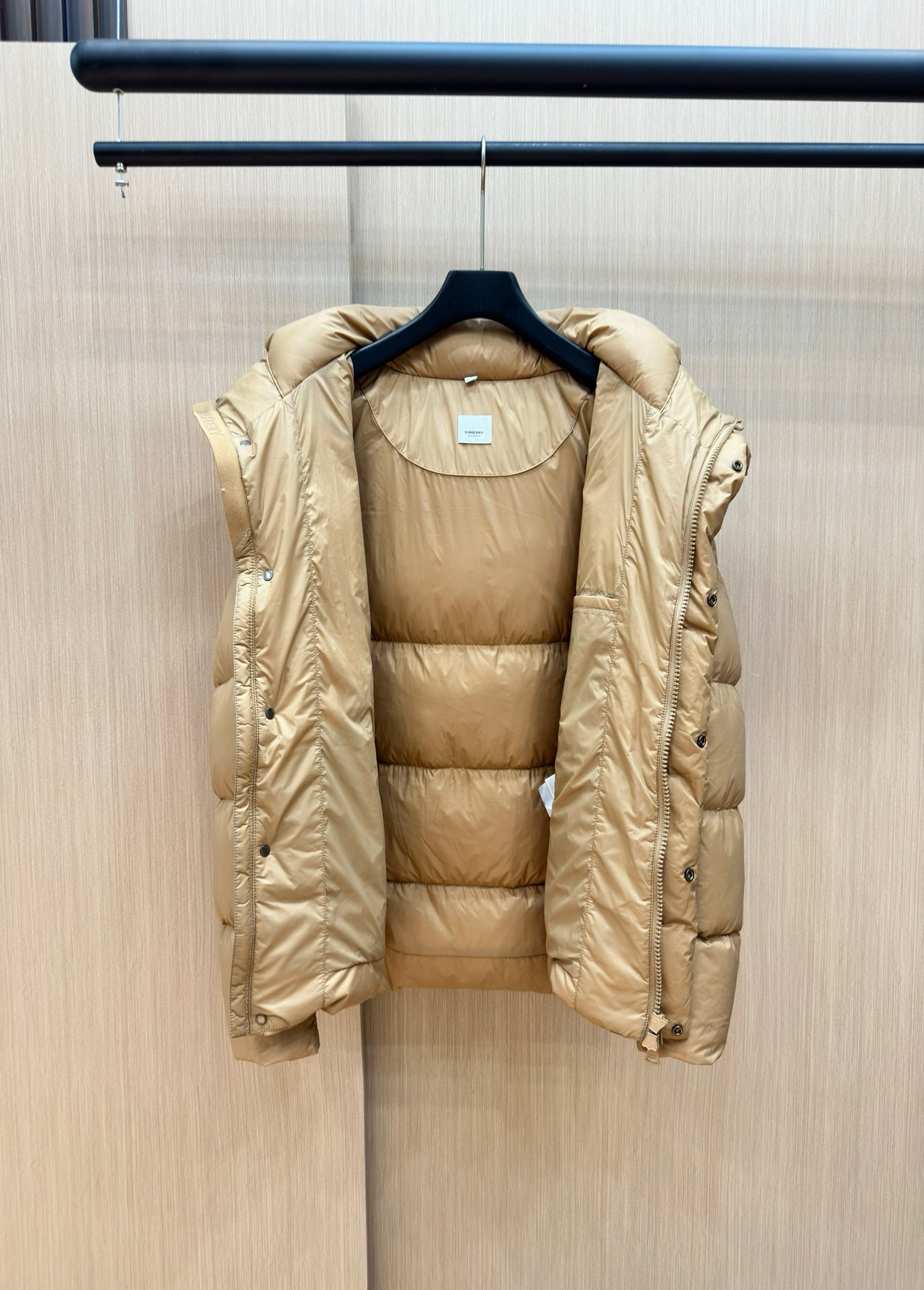 p1360 Casaco de penas em tecido com padrão do logótipo Burberry, com capuz e bainha protetora; design com aplicações do logótipo da marca inspirado na cultura britânica dos anos 90 bb r most hooded down jacket bbr ace new single in black and red! Casaco de penas com emblema de pastilha elástica, unissexo e sofisticado! A I look forward to a second half of the ace (this year bur down jacket is really less to tears) this year's bbr is considered to be the success of the blood change this down jacket is completely fresh blood novos acessórios novos tecidos novo estilo nova versão! Super quente, com enchimento de penugem de padrão europeu, gola alta, capuz aberto no interior, com um cinto de bloqueio do vento semelhante ao de casa! O esquema de cores da moda é precisamente devido a estes pormenores e especificações insubstituíveis dos primeiros modelos da indústria de produtos de alta qualidade e de alta qualidade a serem recomendados! Tamanho: m-3xl