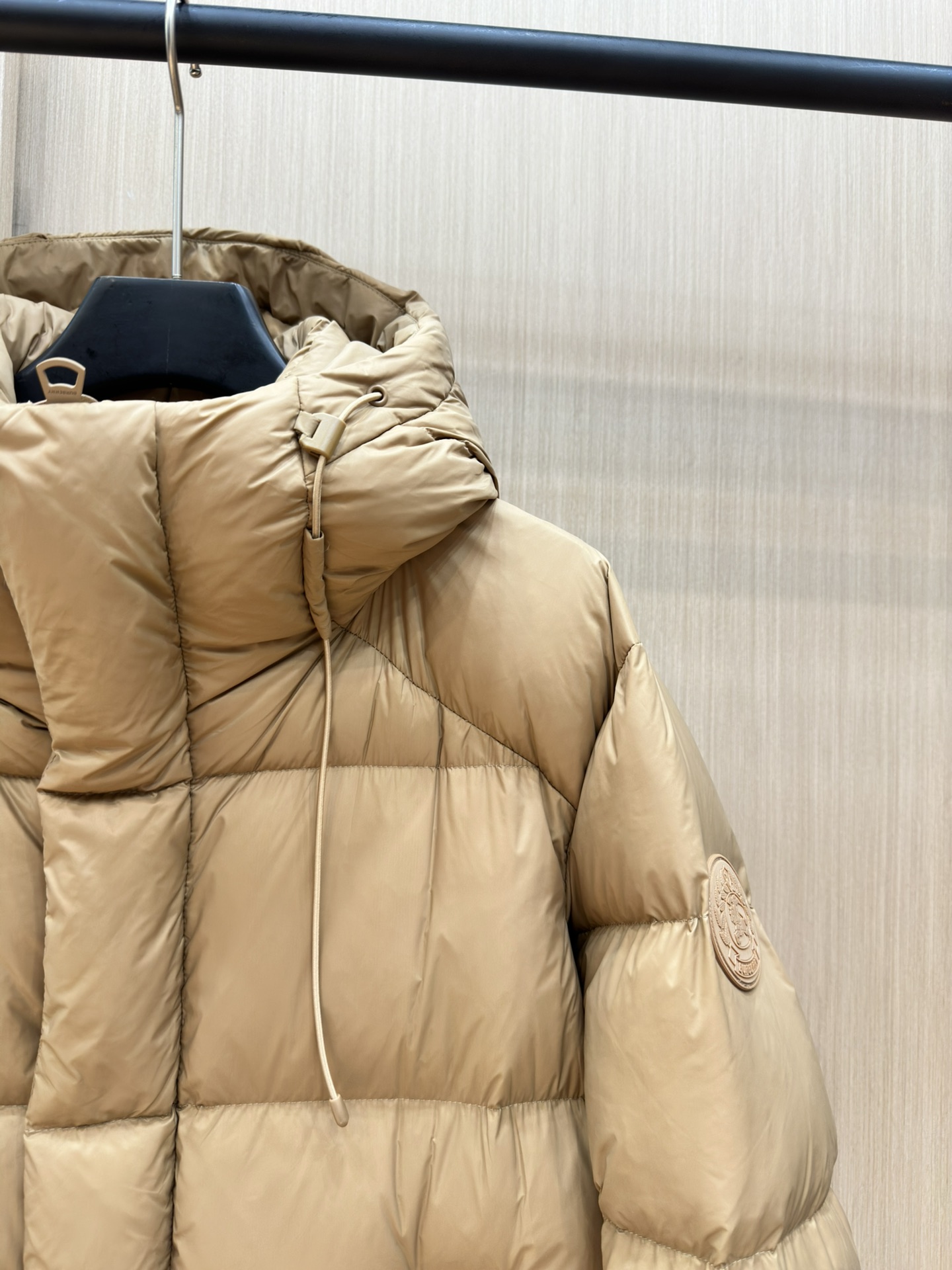 p1360 Casaco de penas em tecido com padrão do logótipo Burberry, com capuz e bainha protetora; design com aplicações do logótipo da marca inspirado na cultura britânica dos anos 90 bb r most hooded down jacket bbr ace new single in black and red! Casaco de penas com emblema de pastilha elástica, unissexo e sofisticado! A I look forward to a second half of the ace (this year bur down jacket is really less to tears) this year's bbr is considered to be the success of the blood change this down jacket is completely fresh blood novos acessórios novos tecidos novo estilo nova versão! Super quente, com enchimento de penugem de padrão europeu, gola alta, capuz aberto no interior, com um cinto de bloqueio do vento semelhante ao de casa! O esquema de cores da moda é precisamente devido a estes pormenores e especificações insubstituíveis dos primeiros modelos da indústria de produtos de alta qualidade e de alta qualidade a serem recomendados! Tamanho: m-3xl