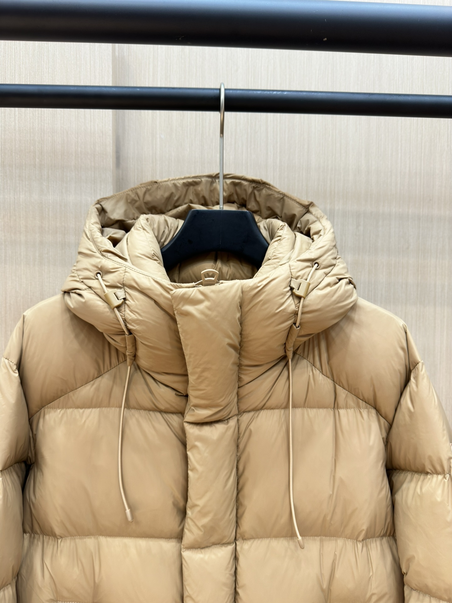 p1360 Casaco de penas em tecido com padrão do logótipo Burberry, com capuz e bainha protetora; design com aplicações do logótipo da marca inspirado na cultura britânica dos anos 90 bb r most hooded down jacket bbr ace new single in black and red! Casaco de penas com emblema de pastilha elástica, unissexo e sofisticado! A I look forward to a second half of the ace (this year bur down jacket is really less to tears) this year's bbr is considered to be the success of the blood change this down jacket is completely fresh blood novos acessórios novos tecidos novo estilo nova versão! Super quente, com enchimento de penugem de padrão europeu, gola alta, capuz aberto no interior, com um cinto de bloqueio do vento semelhante ao de casa! O esquema de cores da moda é precisamente devido a estes pormenores e especificações insubstituíveis dos primeiros modelos da indústria de produtos de alta qualidade e de alta qualidade a serem recomendados! Tamanho: m-3xl