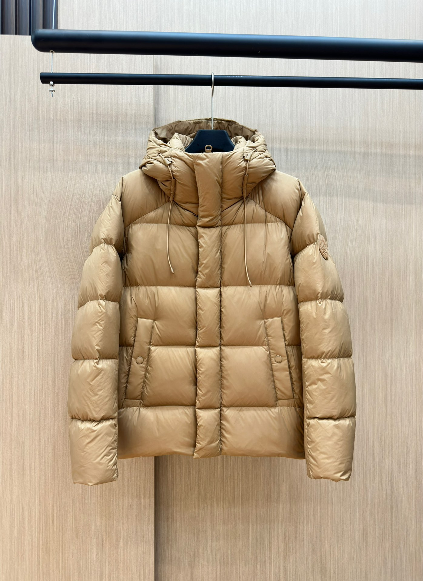 p1360 Casaco de penas em tecido com padrão do logótipo Burberry, com capuz e bainha protetora; design com aplicações do logótipo da marca inspirado na cultura britânica dos anos 90 bb r most hooded down jacket bbr ace new single in black and red! Casaco de penas com emblema de pastilha elástica, unissexo e sofisticado! A I look forward to a second half of the ace (this year bur down jacket is really less to tears) this year's bbr is considered to be the success of the blood change this down jacket is completely fresh blood novos acessórios novos tecidos novo estilo nova versão! Super quente, com enchimento de penugem de padrão europeu, gola alta, capuz aberto no interior, com um cinto de bloqueio do vento semelhante ao de casa! O esquema de cores da moda é precisamente devido a estes pormenores e especificações insubstituíveis dos primeiros modelos da indústria de produtos de alta qualidade e de alta qualidade a serem recomendados! Tamanho: m-3xl