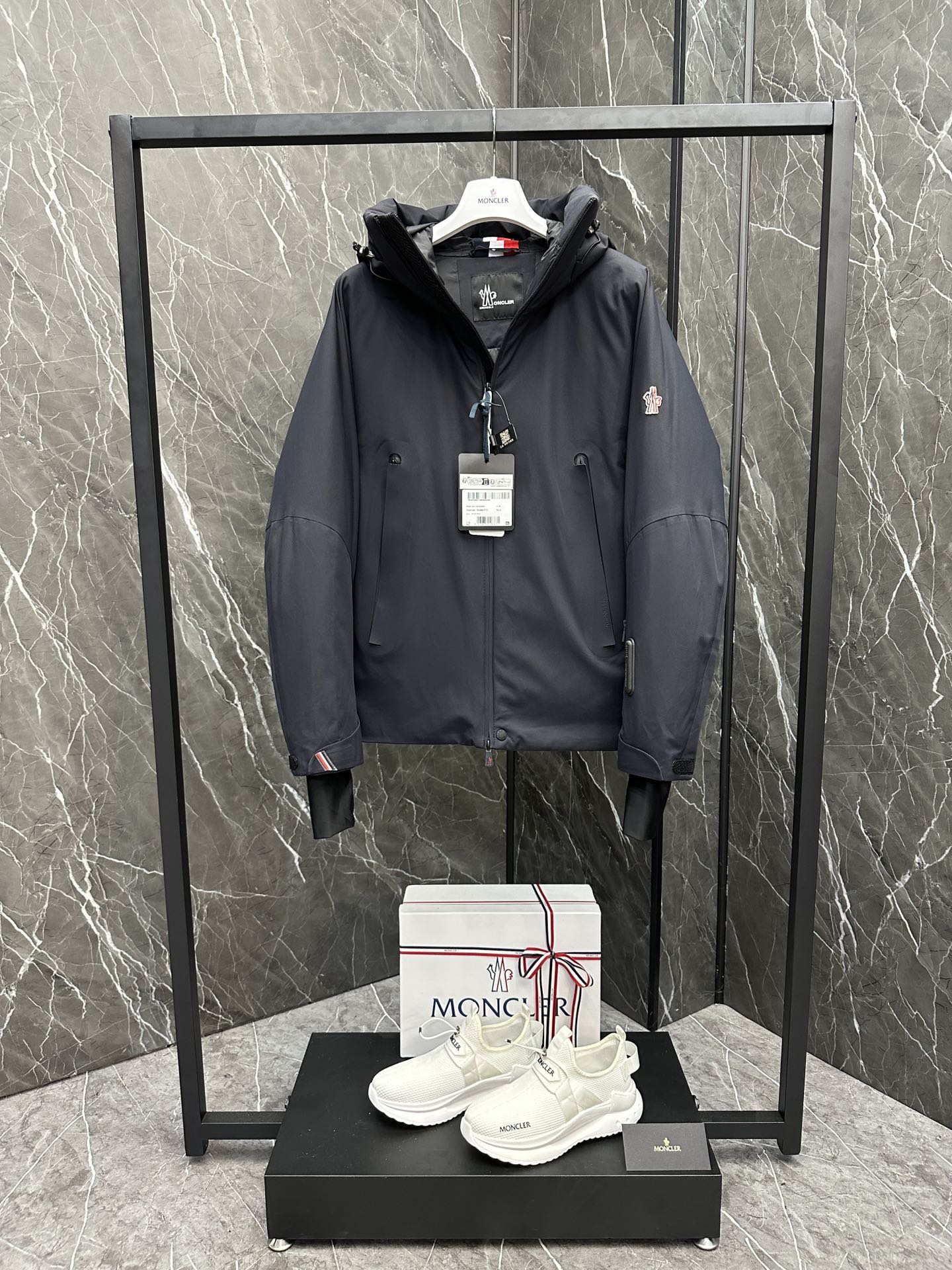 P1480 Extra abajo ⬆️Moncler Etiqueta Negro Esquí [canal perfecto] OEM nivel de exportación de mercancías de la orden. En perfectas condiciones.20024 Otoño / Invierno Grenoble Glued Ski Down Jacket La leyenda inmortal del temperamento de modelado. Lo último en chaquetas de plumón casual al aire libre para mantener el calor en los meses fríos y ventosos de invierno. ⚠️ está equipada con el RECCO Search and Rescue, una tecnología reflectante de radar para búsqueda y rescate en avalanchas, que ayuda a los rescatadores a localizar rápidamente a las personas atrapadas reflejando las señales de radio. ⚠️ tiene una cremallera doble con solapa ventilada. ⚠️ se suministra con un paño limpiador de nieve para las gafas. Dispone de cintura cinchada antiasfixia por nieve. La funcionalidad superior y la protección contra el calor son criterios esenciales para cada Grenoble. Norma europea superior DIST 90% plumón de pato 10% plumas en una tecnología de relleno directo. Extremadamente cálido, ligero, transpirable e inodoro. Los últimos tejidos de fibra de nylon Gore-tex, caucho de presión tipo de productos avanzados impermeable a prueba de viento efecto transpirable es más significativo. Diferente de los tejidos recubiertos de PU en el mercado. Dentro de la tela de nylon de poliéster de alto brillo Toray, la textura y la sensación es sin duda superior. ¡A prueba de viento frío efecto cálido es excelente, el diseño de bloqueo no es ordinario! Cuello con capucha, no extraíble. El calor se percibe a simple vista, y las eficaces medidas de retención del calor mantienen el calor encerrado en cuestión de minutos. El forro interior está equipado con un faldón elástico contra el viento y la nieve para un mejor abrigo y una protección más eficaz contra el viento y el frío. La cremallera impermeable es una característica imprescindible de las chaquetas de esquí de Grenoble. Color: albaricoque marino talla: 1-5.D9893065830-alta imitación fábrica