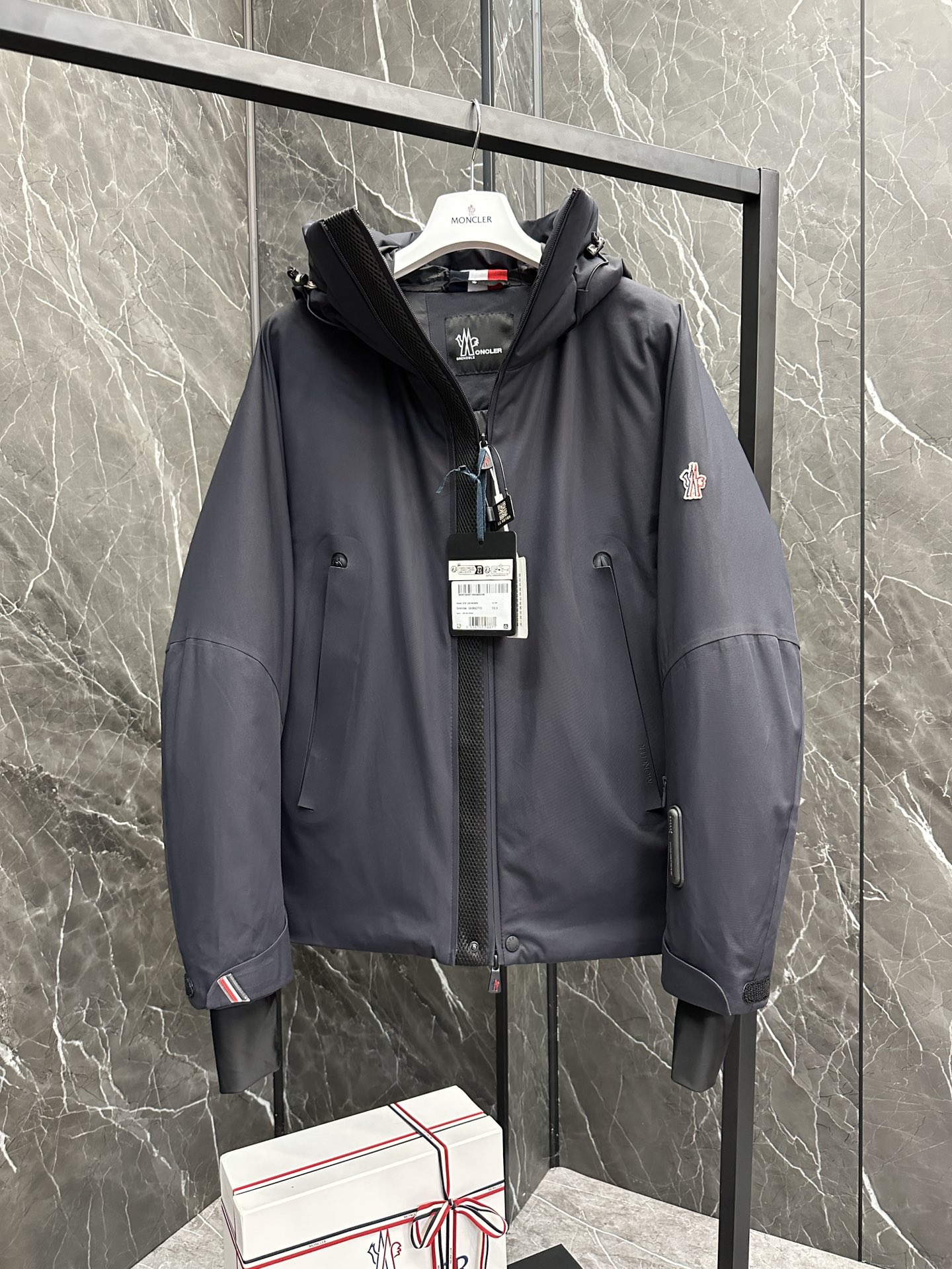 P1480 إكسترا داون ⬆️Moncler بلاك ليبل تزلج [قناة مثالية] بضائع طلب على مستوى التصدير OEM. في حالة ممتازة.20024 خريف/شتاء 20024 جاكيت غرينوبل جل للتزلج أسفل السترة الأسطورة الخالدة في عرض الأزياء. أفضل جاكيت تزلج خارجي غير رسمي من أسفل لإبقائك دافئًا في أشهر الشتاء الباردة والعاصفة. ⚠️ مجهزة بتقنية البحث والإنقاذ RECCO للبحث والإنقاذ، وهي تقنية عاكسة للرادار للبحث والإنقاذ من الانهيارات الجليدية، والتي تساعد رجال الإنقاذ على تحديد موقع الأشخاص المحاصرين بسرعة من خلال عكس إشارات الراديو. ⚠️ مزود بسحّاب مزدوج مزود بفتحة تهوية. ⚠️ يأتي مع قماش نظارات واقية من الثلج. مزود بحزام خصر مضاد للاختناق بالثلوج. الأداء الوظيفي الفائق والحماية من الدفء من المعايير الأساسية لكل غرينوبل. معيار أوروبي فائق DIST 90% من البط و10% من الريش بتقنية التعبئة المباشرة. دافئة للغاية وخفيفة الوزن وقابلة للتنفس وعديمة الرائحة! أحدث الأقمشة المصنوعة من ألياف النايلون Gore-tex، والمنتجات المتطورة من نوع المطاط المضغوط والمقاومة للماء والمقاومة للرياح والمسامية أكثر أهمية. تختلف عن الأقمشة المطلية بالبولي يوريثان في السوق. داخل نسيج Toray من النايلون البوليستر شديد اللمعان من البوليستر Toray، الملمس والملمس متفوق بلا شك. تأثير الدفء البارد المقاوم للرياح ممتاز، تصميم القفل ليس عاديًا! ياقة مقنعة، غير قابلة للإزالة. يمكن الشعور بالدفء في لمح البصر، كما أن تدابير الاحتفاظ بالدفء الفعالة تحافظ على الدفء في دقائق. البطانة الداخلية مزودة بتنورة مطاطية للرياح والثلج من أجل التفاف أفضل وحماية أكثر فعالية ضد الرياح والبرد. يعتبر السحّاب المقاوم للماء ميزة لا غنى عنها في جاكيتات التزلج من جرينوبل. اللون: أزرق مشمشي كحلي المقاس: 1-5.D9893065830- مصنع تقليد عالي