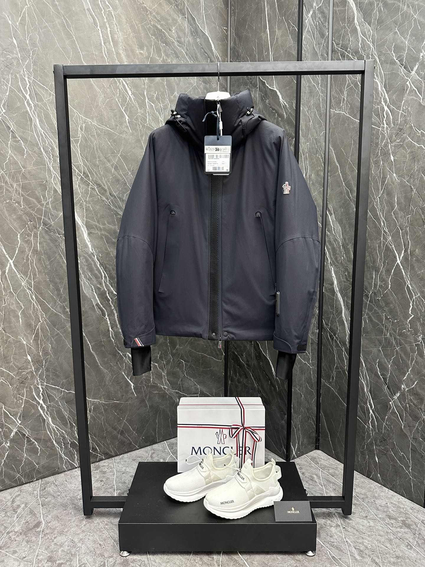 P1480 Moncler Black Label ski channel mercadoria de nível de exportação de fábrica perfeita. Em perfeitas condições. 20024 Casaco de esqui Grenoble outono/inverno Uma lenda do estilo. O melhor dos casacos de penas casuais para exterior, o Grenoble Down Jacket mantê-lo-á quente e cuidado durante os meses frios e ventosos de inverno. ⚠️ com RECCO, uma tecnologia de reflexão de radar para busca e salvamento em avalanches, que ajuda os socorristas a localizar rapidamente as pessoas presas, reflectindo os sinais de rádio. ⚠️ com fecho de correr de camada dupla com aba ventilada. ⚠️ com tecido para óculos que limpa a neve e cintos anti-esmagamento Excelente funcionalidade e calor são os critérios básicos de cada Grenoble. Padrão europeu superior DIST 90% penugem de pato 10% penas com tecnologia de enchimento direto. Extremamente quente, leve, respirável e inodoro! Os mais recentes tecidos de fibra de nylon Gore-tex, produtos avançados do tipo borracha de pressão, impermeáveis, à prova de vento e respiráveis, têm um efeito mais significativo. Diferente dos tecidos revestidos a PU existentes no mercado. No interior do tecido de nylon de poliéster de alto brilho Toray, a textura e o toque são indubitavelmente superiores. O efeito quente e frio à prova de vento é excelente, o design do fecho não é vulgar! Gola com capuz, não amovível. O calor pode ser sentido num relance e as medidas eficazes de retenção do calor mantêm o calor bloqueado em minutos. O forro interior está equipado com uma saia elástica contra o vento e a neve para um melhor acondicionamento e uma proteção mais eficaz contra o vento e o frio. O fecho de correr à prova de água é também um elemento indispensável para o vestuário de esqui Grenoble. Cor: damasco marinho Tamanho: 1-5.D9893065830-Sacos de alta qualidade