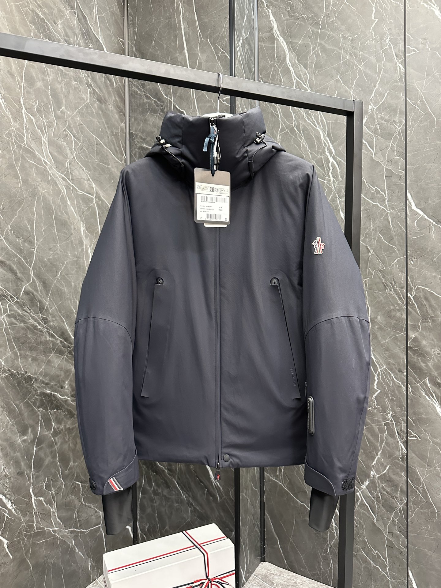 P1480 Extra abajo ⬆️Moncler Etiqueta Negro Esquí [canal perfecto] OEM nivel de exportación de mercancías de la orden. En perfectas condiciones.20024 Otoño / Invierno Grenoble Glued Ski Down Jacket La leyenda inmortal del temperamento de modelado. Lo último en chaquetas de plumón casual al aire libre para mantener el calor en los meses fríos y ventosos de invierno. ⚠️ está equipada con el RECCO Search and Rescue, una tecnología reflectante de radar para búsqueda y rescate en avalanchas, que ayuda a los rescatadores a localizar rápidamente a las personas atrapadas reflejando las señales de radio. ⚠️ tiene una cremallera doble con solapa ventilada. ⚠️ se suministra con un paño limpiador de nieve para las gafas. Dispone de cintura cinchada antiasfixia por nieve. La funcionalidad superior y la protección contra el calor son criterios esenciales para cada Grenoble. Norma europea superior DIST 90% plumón de pato 10% plumas en una tecnología de relleno directo. Extremadamente cálido, ligero, transpirable e inodoro. Los últimos tejidos de fibra de nylon Gore-tex, caucho de presión tipo de productos avanzados impermeable a prueba de viento efecto transpirable es más significativo. Diferente de los tejidos recubiertos de PU en el mercado. Dentro de la tela de nylon de poliéster de alto brillo Toray, la textura y la sensación es sin duda superior. ¡A prueba de viento frío efecto cálido es excelente, el diseño de bloqueo no es ordinario! Cuello con capucha, no extraíble. El calor se percibe a simple vista, y las eficaces medidas de retención del calor mantienen el calor encerrado en cuestión de minutos. El forro interior está equipado con un faldón elástico contra el viento y la nieve para un mejor abrigo y una protección más eficaz contra el viento y el frío. La cremallera impermeable es una característica imprescindible de las chaquetas de esquí de Grenoble. Color: albaricoque marino talla: 1-5.D9893065830-alta imitación fábrica