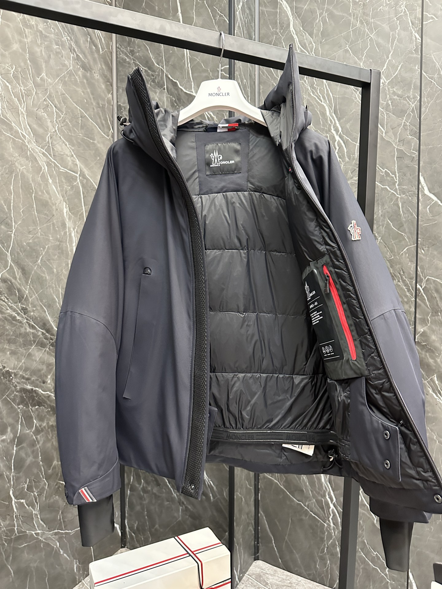 P1480 إكسترا داون ⬆️Moncler بلاك ليبل تزلج [قناة مثالية] بضائع طلب على مستوى التصدير OEM. في حالة ممتازة.20024 خريف/شتاء 20024 جاكيت غرينوبل جل للتزلج أسفل السترة الأسطورة الخالدة في عرض الأزياء. أفضل جاكيت تزلج خارجي غير رسمي من أسفل لإبقائك دافئًا في أشهر الشتاء الباردة والعاصفة. ⚠️ مجهزة بتقنية البحث والإنقاذ RECCO للبحث والإنقاذ، وهي تقنية عاكسة للرادار للبحث والإنقاذ من الانهيارات الجليدية، والتي تساعد رجال الإنقاذ على تحديد موقع الأشخاص المحاصرين بسرعة من خلال عكس إشارات الراديو. ⚠️ مزود بسحّاب مزدوج مزود بفتحة تهوية. ⚠️ يأتي مع قماش نظارات واقية من الثلج. مزود بحزام خصر مضاد للاختناق بالثلوج. الأداء الوظيفي الفائق والحماية من الدفء من المعايير الأساسية لكل غرينوبل. معيار أوروبي فائق DIST 90% من البط و10% من الريش بتقنية التعبئة المباشرة. دافئة للغاية وخفيفة الوزن وقابلة للتنفس وعديمة الرائحة! أحدث الأقمشة المصنوعة من ألياف النايلون Gore-tex، والمنتجات المتطورة من نوع المطاط المضغوط والمقاومة للماء والمقاومة للرياح والمسامية أكثر أهمية. تختلف عن الأقمشة المطلية بالبولي يوريثان في السوق. داخل نسيج Toray من النايلون البوليستر شديد اللمعان من البوليستر Toray، الملمس والملمس متفوق بلا شك. تأثير الدفء البارد المقاوم للرياح ممتاز، تصميم القفل ليس عاديًا! ياقة مقنعة، غير قابلة للإزالة. يمكن الشعور بالدفء في لمح البصر، كما أن تدابير الاحتفاظ بالدفء الفعالة تحافظ على الدفء في دقائق. البطانة الداخلية مزودة بتنورة مطاطية للرياح والثلج من أجل التفاف أفضل وحماية أكثر فعالية ضد الرياح والبرد. يعتبر السحّاب المقاوم للماء ميزة لا غنى عنها في جاكيتات التزلج من جرينوبل. اللون: أزرق مشمشي كحلي المقاس: 1-5.D9893065830- مصنع تقليد عالي