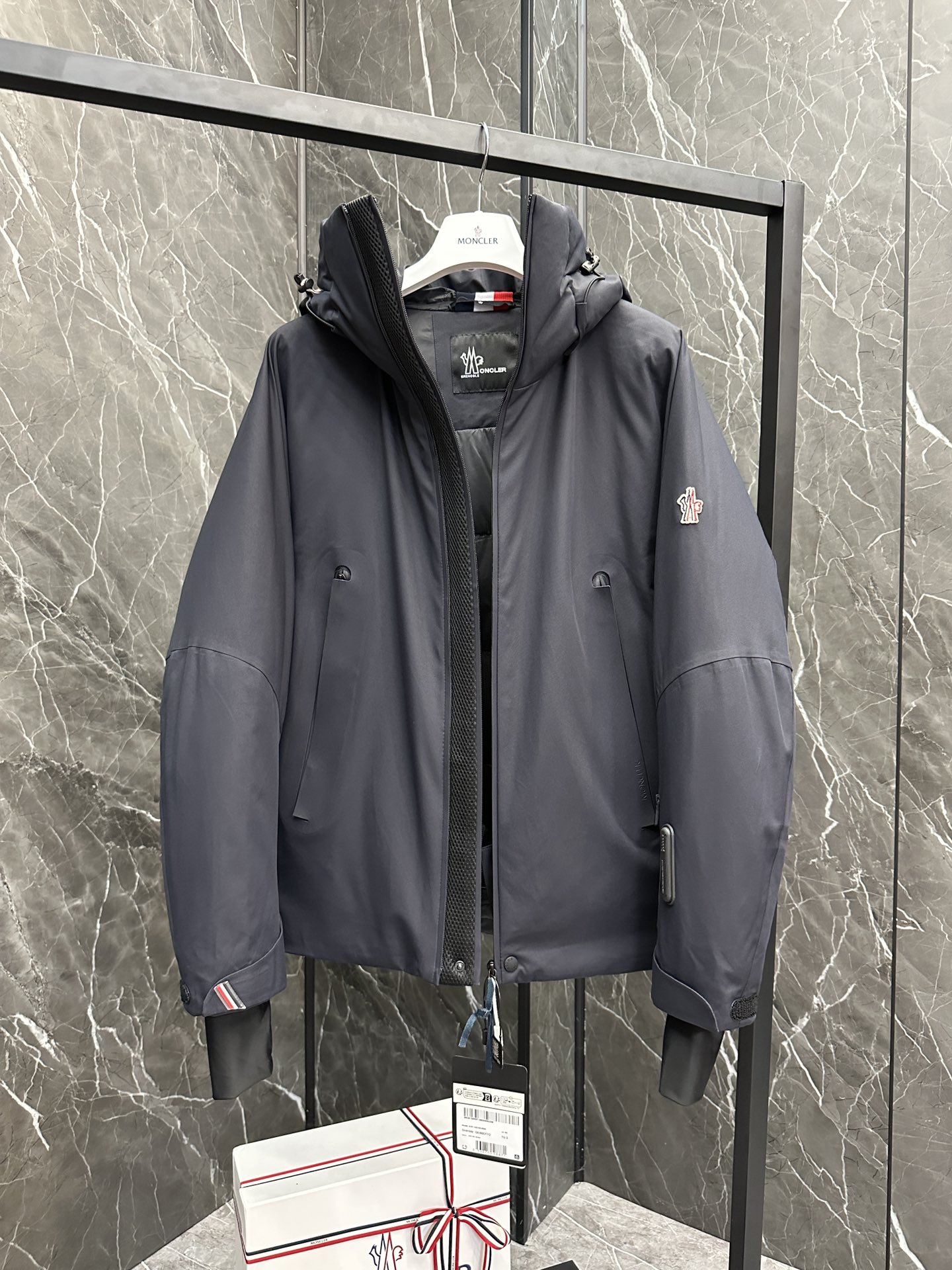 P1480 Extra abajo ⬆️Moncler Etiqueta Negro Esquí [canal perfecto] OEM nivel de exportación de mercancías de la orden. En perfectas condiciones.20024 Otoño / Invierno Grenoble Glued Ski Down Jacket La leyenda inmortal del temperamento de modelado. Lo último en chaquetas de plumón casual al aire libre para mantener el calor en los meses fríos y ventosos de invierno. ⚠️ está equipada con el RECCO Search and Rescue, una tecnología reflectante de radar para búsqueda y rescate en avalanchas, que ayuda a los rescatadores a localizar rápidamente a las personas atrapadas reflejando las señales de radio. ⚠️ tiene una cremallera doble con solapa ventilada. ⚠️ se suministra con un paño limpiador de nieve para las gafas. Dispone de cintura cinchada antiasfixia por nieve. La funcionalidad superior y la protección contra el calor son criterios esenciales para cada Grenoble. Norma europea superior DIST 90% plumón de pato 10% plumas en una tecnología de relleno directo. Extremadamente cálido, ligero, transpirable e inodoro. Los últimos tejidos de fibra de nylon Gore-tex, caucho de presión tipo de productos avanzados impermeable a prueba de viento efecto transpirable es más significativo. Diferente de los tejidos recubiertos de PU en el mercado. Dentro de la tela de nylon de poliéster de alto brillo Toray, la textura y la sensación es sin duda superior. ¡A prueba de viento frío efecto cálido es excelente, el diseño de bloqueo no es ordinario! Cuello con capucha, no extraíble. El calor se percibe a simple vista, y las eficaces medidas de retención del calor mantienen el calor encerrado en cuestión de minutos. El forro interior está equipado con un faldón elástico contra el viento y la nieve para un mejor abrigo y una protección más eficaz contra el viento y el frío. La cremallera impermeable es una característica imprescindible de las chaquetas de esquí de Grenoble. Color: albaricoque marino talla: 1-5.D9893065830-alta imitación fábrica