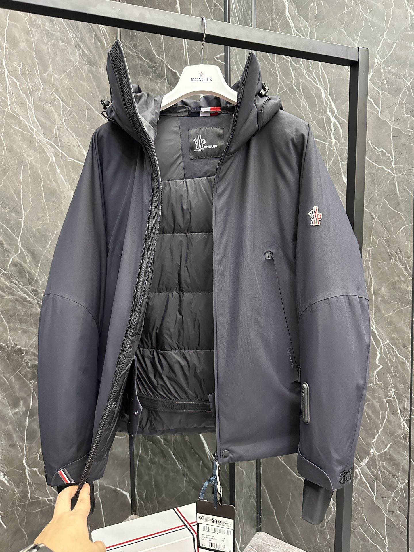 P1480 Extra abajo ⬆️Moncler Etiqueta Negro Esquí [canal perfecto] OEM nivel de exportación de mercancías de la orden. En perfectas condiciones.20024 Otoño / Invierno Grenoble Glued Ski Down Jacket La leyenda inmortal del temperamento de modelado. Lo último en chaquetas de plumón casual al aire libre para mantener el calor en los meses fríos y ventosos de invierno. ⚠️ está equipada con el RECCO Search and Rescue, una tecnología reflectante de radar para búsqueda y rescate en avalanchas, que ayuda a los rescatadores a localizar rápidamente a las personas atrapadas reflejando las señales de radio. ⚠️ tiene una cremallera doble con solapa ventilada. ⚠️ se suministra con un paño limpiador de nieve para las gafas. Dispone de cintura cinchada antiasfixia por nieve. La funcionalidad superior y la protección contra el calor son criterios esenciales para cada Grenoble. Norma europea superior DIST 90% plumón de pato 10% plumas en una tecnología de relleno directo. Extremadamente cálido, ligero, transpirable e inodoro. Los últimos tejidos de fibra de nylon Gore-tex, caucho de presión tipo de productos avanzados impermeable a prueba de viento efecto transpirable es más significativo. Diferente de los tejidos recubiertos de PU en el mercado. Dentro de la tela de nylon de poliéster de alto brillo Toray, la textura y la sensación es sin duda superior. ¡A prueba de viento frío efecto cálido es excelente, el diseño de bloqueo no es ordinario! Cuello con capucha, no extraíble. El calor se percibe a simple vista, y las eficaces medidas de retención del calor mantienen el calor encerrado en cuestión de minutos. El forro interior está equipado con un faldón elástico contra el viento y la nieve para un mejor abrigo y una protección más eficaz contra el viento y el frío. La cremallera impermeable es una característica imprescindible de las chaquetas de esquí de Grenoble. Color: albaricoque marino talla: 1-5.D9893065830-alta imitación fábrica