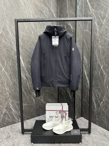 P1480 엑스트라 다운 ⬆️Moncler 블랙 라벨 스키 [채널 퍼펙트] OEM 수출 수준 주문 상품. 완벽한 상태.20024 가을/겨울 그르노블 젤 스키 다운 재킷 모델링 기질의 불멸의 전설. 춥고 바람이 많이 부는 겨울철에 따뜻함을 유지하는 궁극의 캐주얼 아웃 도어 다운 재킷. ⚠️ 에는 눈사태 수색 및 구조용 레이더 반사 기술인 RECCO 서치 앤 레스큐가 장착되어 있어 구조대가 무선 신호를 반사하여 갇힌 사람의 위치를 신속하게 찾을 수 있도록 도와줍니다. ⚠️ 통풍 플랩이 있는 이중 지퍼가 있습니다. ⚠️ 눈 닦는 고글 천이 함께 제공됩니다. 질식 방지 스노우 신치 허리가 장착되어 있습니다. 뛰어난 기능성과 보온성은 모든 그레노블의 필수 기준입니다. 유럽 표준 DIST 90% 덕 다운 10% 깃털을 다이렉트 필 기술로 충전한 우수한 제품입니다. 매우 따뜻하고 가벼우며 통기성이 뛰어나고 무취입니다! 최신 고어텍스 나일론 섬유 원단, 압력 고무 타입의 고급 제품으로 방수 방풍 투습 효과가 더욱 뛰어납니다. 시중의 PU 코팅 원단과는 다릅니다. 도레이 고광택 폴리에스터 나일론 원단 내부의 질감과 촉감은 의심할 여지없이 우수합니다. 방풍 냉감 효과가 우수하고 잠금 디자인이 평범하지 않습니다! 후드 칼라, 탈부착 불가. 한 눈에 따뜻함을 느낄 수 있으며 효율적인 보온 조치로 몇 분 안에 보온을 유지합니다. 안감에는 신축성 있는 윈드 앤 스노우 스커트가 장착되어 있어 몸을 더 잘 감싸고 바람과 추위를 효과적으로 막아줍니다. 방수 지퍼는 그르노블 스키 자켓의 필수 기능입니다. 색상: 네이비 애프리콧 사이즈: 1-5.D9893065830-하이 모조 공장