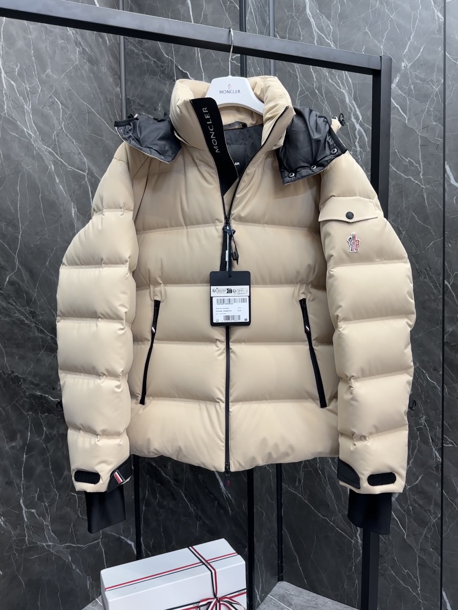 P1520 Moncler Montgetech veste courte en duvet haut de gamme pour homme. Un article haut de gamme en vente libre à plus de 2 000 dollars. Le tissu est de très bonne qualité. La doudoune Montgetech pour homme style décontracté combine la performance de la collection Moncler Grenoble avec le confort et l'attention de la doudoune courte Montgetech pour homme pour donner de l'élégance au look en tissu nylon élastique double couche fonctionnel avec une membrane collée, durable et ventilée fermeture à glissière fonctionnelle, poches pour forfaits de ski et tricot plain élastiqué. Protège-poignets pour tous les sports de montagne et confort par mauvais tempsDétails- Fabriqué en nylon double couche extensible dans les quatre sens- Doublure en nylon- Rembourrage en duvet- Empiècements à carreaux collés- Capuche amovible avec boutons-pression et cordon de serrage réglable - Coupe-vent et coupe-vent. et cordon de serrage réglable - Col intérieur coupe-vent - Transferts numérotés dans le tissu - Fermeture à glissière fonctionnelle YKK® AquaGuard® - Poche pour forfait de ski avec fermeture à glissière - YKK® Aquaguard® Poches extérieures zippées fonctionnelles - Poche électronique intérieure - Doublure intérieure de protection contre la neige - Guêtres en tricot élastiquées - Poche pour forfait de ski - Pattes de serrage aux poignets et détails tricolores - Cordon de serrage élastiqué à l'ourlet Taille : 1-5. marine foncé/amande/noir - sac haute couture