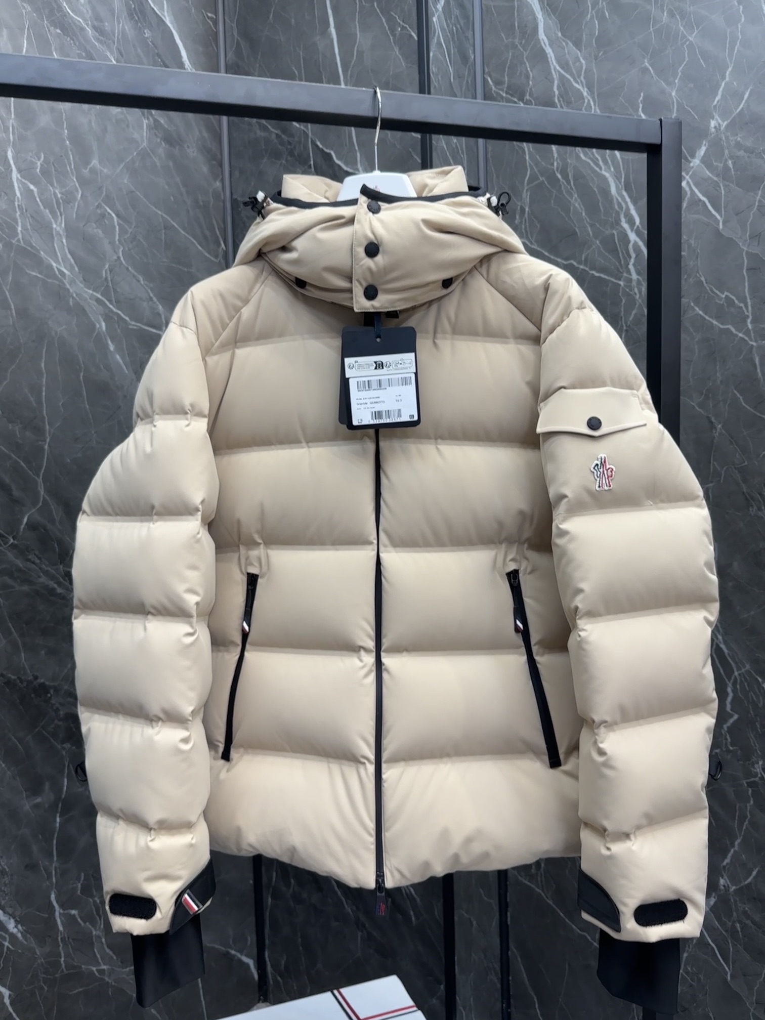 P1520 Moncler Montgetech veste courte en duvet haut de gamme pour homme. Un article haut de gamme en vente libre à plus de 2 000 dollars. Le tissu est de très bonne qualité. La doudoune Montgetech pour homme style décontracté combine la performance de la collection Moncler Grenoble avec le confort et l'attention de la doudoune courte Montgetech pour homme pour donner de l'élégance au look en tissu nylon élastique double couche fonctionnel avec une membrane collée, durable et ventilée fermeture à glissière fonctionnelle, poches pour forfaits de ski et tricot plain élastiqué. Protège-poignets pour tous les sports de montagne et confort par mauvais tempsDétails- Fabriqué en nylon double couche extensible dans les quatre sens- Doublure en nylon- Rembourrage en duvet- Empiècements à carreaux collés- Capuche amovible avec boutons-pression et cordon de serrage réglable - Coupe-vent et coupe-vent. et cordon de serrage réglable - Col intérieur coupe-vent - Transferts numérotés dans le tissu - Fermeture à glissière fonctionnelle YKK® AquaGuard® - Poche pour forfait de ski avec fermeture à glissière - YKK® Aquaguard® Poches extérieures zippées fonctionnelles - Poche électronique intérieure - Doublure intérieure de protection contre la neige - Guêtres en tricot élastiquées - Poche pour forfait de ski - Pattes de serrage aux poignets et détails tricolores - Cordon de serrage élastiqué à l'ourlet Taille : 1-5. marine foncé/amande/noir - sac haute couture