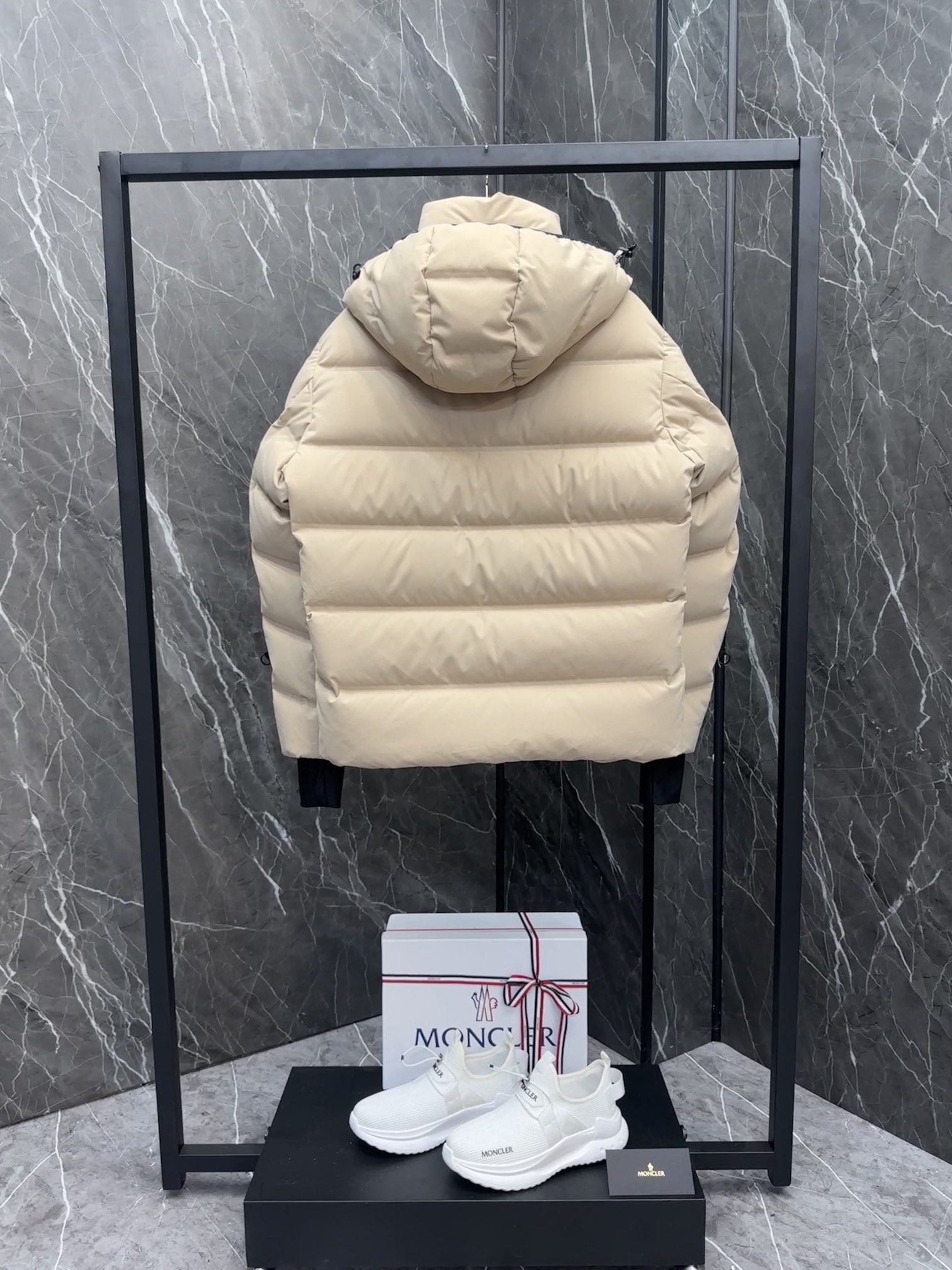 P1520 Moncler Montgetech veste courte en duvet haut de gamme pour homme. Un article haut de gamme en vente libre à plus de 2 000 dollars. Le tissu est de très bonne qualité. La doudoune Montgetech pour homme style décontracté combine la performance de la collection Moncler Grenoble avec le confort et l'attention de la doudoune courte Montgetech pour homme pour donner de l'élégance au look en tissu nylon élastique double couche fonctionnel avec une membrane collée, durable et ventilée fermeture à glissière fonctionnelle, poches pour forfaits de ski et tricot plain élastiqué. Protège-poignets pour tous les sports de montagne et confort par mauvais tempsDétails- Fabriqué en nylon double couche extensible dans les quatre sens- Doublure en nylon- Rembourrage en duvet- Empiècements à carreaux collés- Capuche amovible avec boutons-pression et cordon de serrage réglable - Coupe-vent et coupe-vent. et cordon de serrage réglable - Col intérieur coupe-vent - Transferts numérotés dans le tissu - Fermeture à glissière fonctionnelle YKK® AquaGuard® - Poche pour forfait de ski avec fermeture à glissière - YKK® Aquaguard® Poches extérieures zippées fonctionnelles - Poche électronique intérieure - Doublure intérieure de protection contre la neige - Guêtres en tricot élastiquées - Poche pour forfait de ski - Pattes de serrage aux poignets et détails tricolores - Cordon de serrage élastiqué à l'ourlet Taille : 1-5. marine foncé/amande/noir - sac haute couture