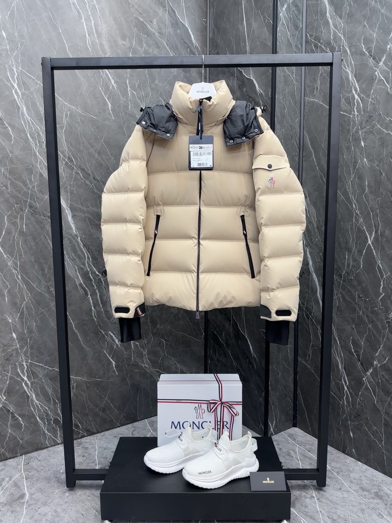 P1520 Moncler Montgetech veste courte en duvet haut de gamme pour homme. Un article haut de gamme en vente libre à plus de 2 000 dollars. Le tissu est de très bonne qualité. La doudoune Montgetech pour homme style décontracté combine la performance de la collection Moncler Grenoble avec le confort et l'attention de la doudoune courte Montgetech pour homme pour donner de l'élégance au look en tissu nylon élastique double couche fonctionnel avec une membrane collée, durable et ventilée fermeture à glissière fonctionnelle, poches pour forfaits de ski et tricot plain élastiqué. Protège-poignets pour tous les sports de montagne et confort par mauvais tempsDétails- Fabriqué en nylon double couche extensible dans les quatre sens- Doublure en nylon- Rembourrage en duvet- Empiècements à carreaux collés- Capuche amovible avec boutons-pression et cordon de serrage réglable - Coupe-vent et coupe-vent. et cordon de serrage réglable - Col intérieur coupe-vent - Transferts numérotés dans le tissu - Fermeture à glissière fonctionnelle YKK® AquaGuard® - Poche pour forfait de ski avec fermeture à glissière - YKK® Aquaguard® Poches extérieures zippées fonctionnelles - Poche électronique intérieure - Doublure intérieure de protection contre la neige - Guêtres en tricot élastiquées - Poche pour forfait de ski - Pattes de serrage aux poignets et détails tricolores - Cordon de serrage élastiqué à l'ourlet Taille : 1-5. marine foncé/amande/noir - sac haute couture