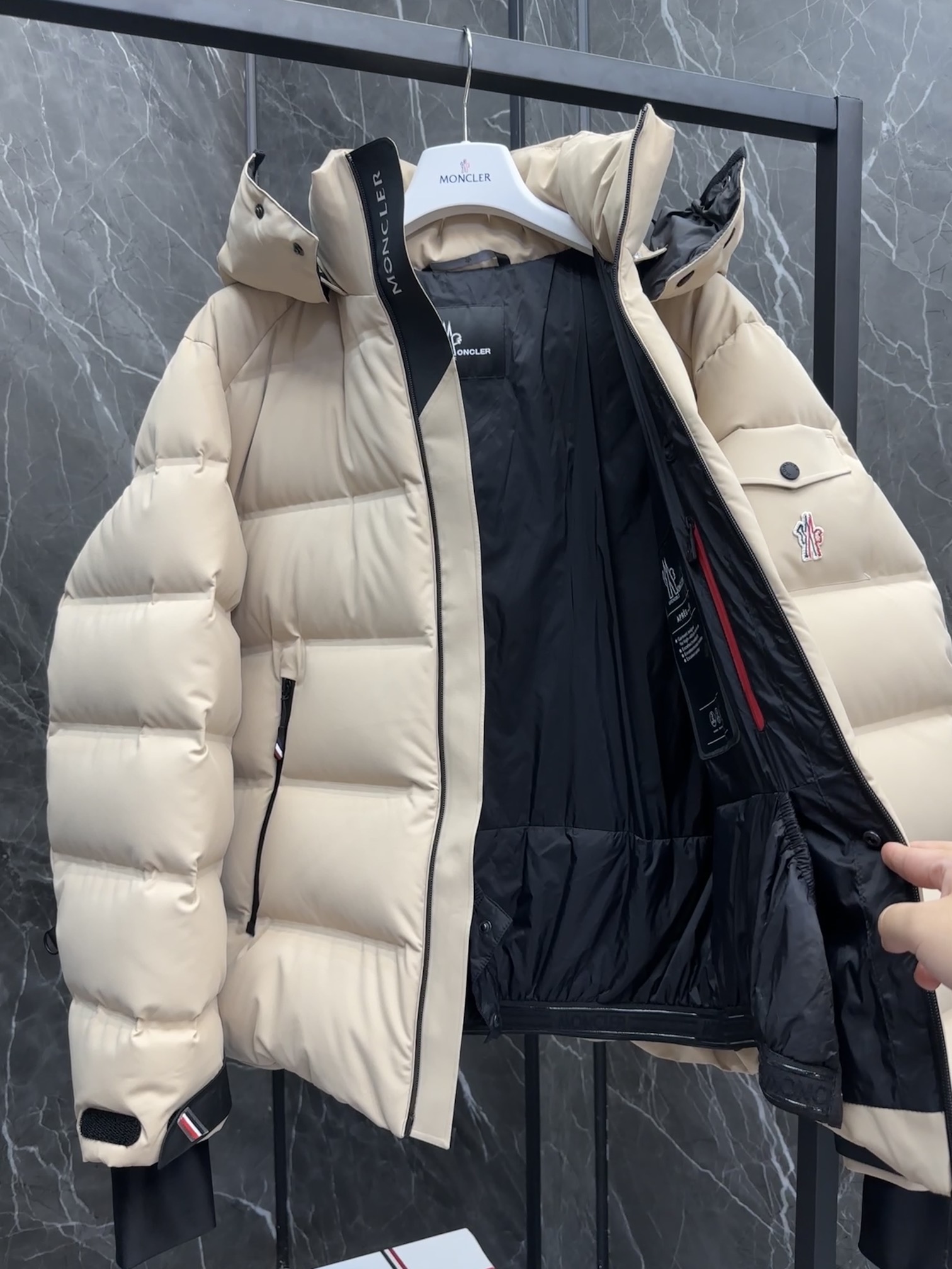 P1520 Moncler Montgetech veste courte en duvet haut de gamme pour homme. Un article haut de gamme en vente libre à plus de 2 000 dollars. Le tissu est de très bonne qualité. La doudoune Montgetech pour homme style décontracté combine la performance de la collection Moncler Grenoble avec le confort et l'attention de la doudoune courte Montgetech pour homme pour donner de l'élégance au look en tissu nylon élastique double couche fonctionnel avec une membrane collée, durable et ventilée fermeture à glissière fonctionnelle, poches pour forfaits de ski et tricot plain élastiqué. Protège-poignets pour tous les sports de montagne et confort par mauvais tempsDétails- Fabriqué en nylon double couche extensible dans les quatre sens- Doublure en nylon- Rembourrage en duvet- Empiècements à carreaux collés- Capuche amovible avec boutons-pression et cordon de serrage réglable - Coupe-vent et coupe-vent. et cordon de serrage réglable - Col intérieur coupe-vent - Transferts numérotés dans le tissu - Fermeture à glissière fonctionnelle YKK® AquaGuard® - Poche pour forfait de ski avec fermeture à glissière - YKK® Aquaguard® Poches extérieures zippées fonctionnelles - Poche électronique intérieure - Doublure intérieure de protection contre la neige - Guêtres en tricot élastiquées - Poche pour forfait de ski - Pattes de serrage aux poignets et détails tricolores - Cordon de serrage élastiqué à l'ourlet Taille : 1-5. marine foncé/amande/noir - sac haute couture