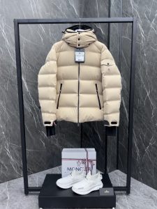 P1520 프리미엄 다운 ⬆️Moncler 몽제텍 하이엔드 남성용 숏 다운 재킷. 2,000달러가 넘는 고급 아이템. 원단이 정말 좋습니다. 몽제텍 남성용 다운 재킷몽클레르 그르노블 컬렉션의 최고를 담은 캐주얼 스타일로 편안하고 시선을 사로잡는 몽제텍 남성용 숏 다운 재킷은 우아하고 스타일리시한 룩을 연출할 수 있습니다. 내구성과 통기성이 뛰어난 본딩 멤브레인이 있는 기능성 더블 레이어 스트레치 나일론 원단으로 제작되었습니다. 기능성 지퍼 여밈, 스키 패스 포켓, 신축성 있는 플랫 니트 손목 각반이 다양한 산악 스포츠에 적합하며 궂은 날씨에도 편안한 착용감을 선사합니다. 세부 사항 -2레이어 4방향 신축성 나일론 원단 -나일론 안감 -다운 충전재 -본딩 쉐브론 블록 -스냅 여밈 및 조절 가능한 드로코드가 달린 탈착식 후드 -방풍 이너 칼라 -패브릭 번호 전사 프린트 -YKK® 아쿠아가드® 기능성 지퍼 여밈 -스냅 여밈 스키 패스 포켓 -YKK® 아쿠아가드® 기능성 지퍼 외부 포켓 -내부 포켓 전자기기 포켓-내부 눈 보호 안감-신축성 니트 손목 각반-스키 패스 포켓-풀 탭 및 삼색 디테일이 있는 커프스-신축성 드로코드 밑단사이즈: 1-5. 다크 네이비/아몬드/블랙-하이 피델리티 팩토리