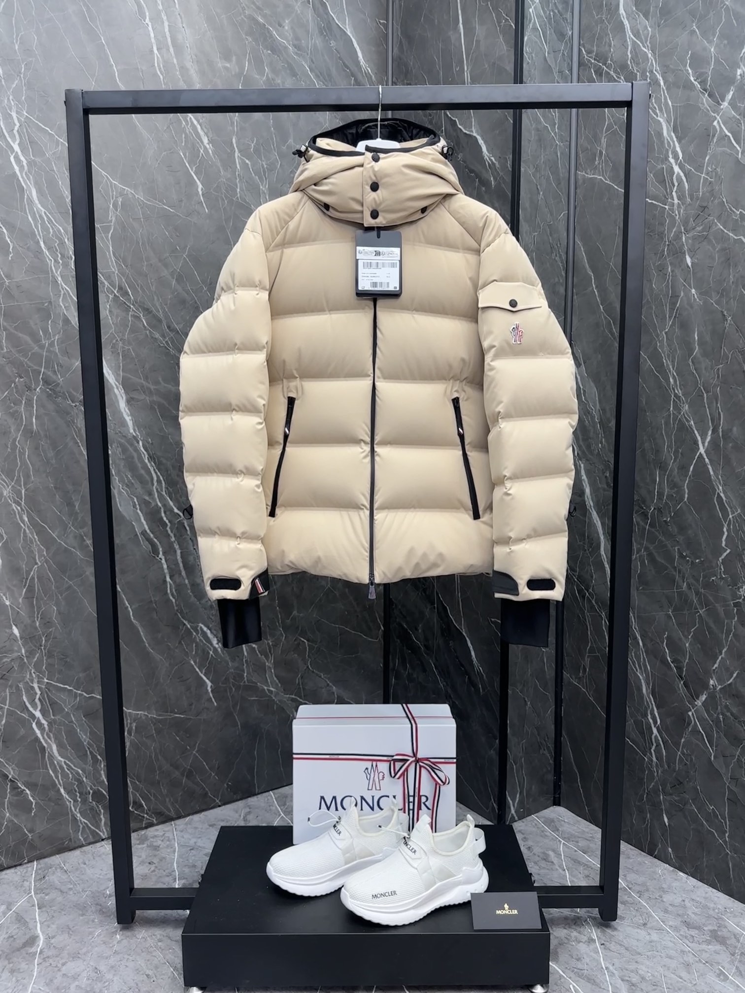 P1520 Moncler Montgetech veste courte en duvet haut de gamme pour homme. Un article haut de gamme en vente libre à plus de 2 000 dollars. Le tissu est de très bonne qualité. La doudoune Montgetech pour homme style décontracté combine la performance de la collection Moncler Grenoble avec le confort et l'attention de la doudoune courte Montgetech pour homme pour donner de l'élégance au look en tissu nylon élastique double couche fonctionnel avec une membrane collée, durable et ventilée fermeture à glissière fonctionnelle, poches pour forfaits de ski et tricot plain élastiqué. Protège-poignets pour tous les sports de montagne et confort par mauvais tempsDétails- Fabriqué en nylon double couche extensible dans les quatre sens- Doublure en nylon- Rembourrage en duvet- Empiècements à carreaux collés- Capuche amovible avec boutons-pression et cordon de serrage réglable - Coupe-vent et coupe-vent. et cordon de serrage réglable - Col intérieur coupe-vent - Transferts numérotés dans le tissu - Fermeture à glissière fonctionnelle YKK® AquaGuard® - Poche pour forfait de ski avec fermeture à glissière - YKK® Aquaguard® Poches extérieures zippées fonctionnelles - Poche électronique intérieure - Doublure intérieure de protection contre la neige - Guêtres en tricot élastiquées - Poche pour forfait de ski - Pattes de serrage aux poignets et détails tricolores - Cordon de serrage élastiqué à l'ourlet Taille : 1-5. marine foncé/amande/noir - sac haute couture