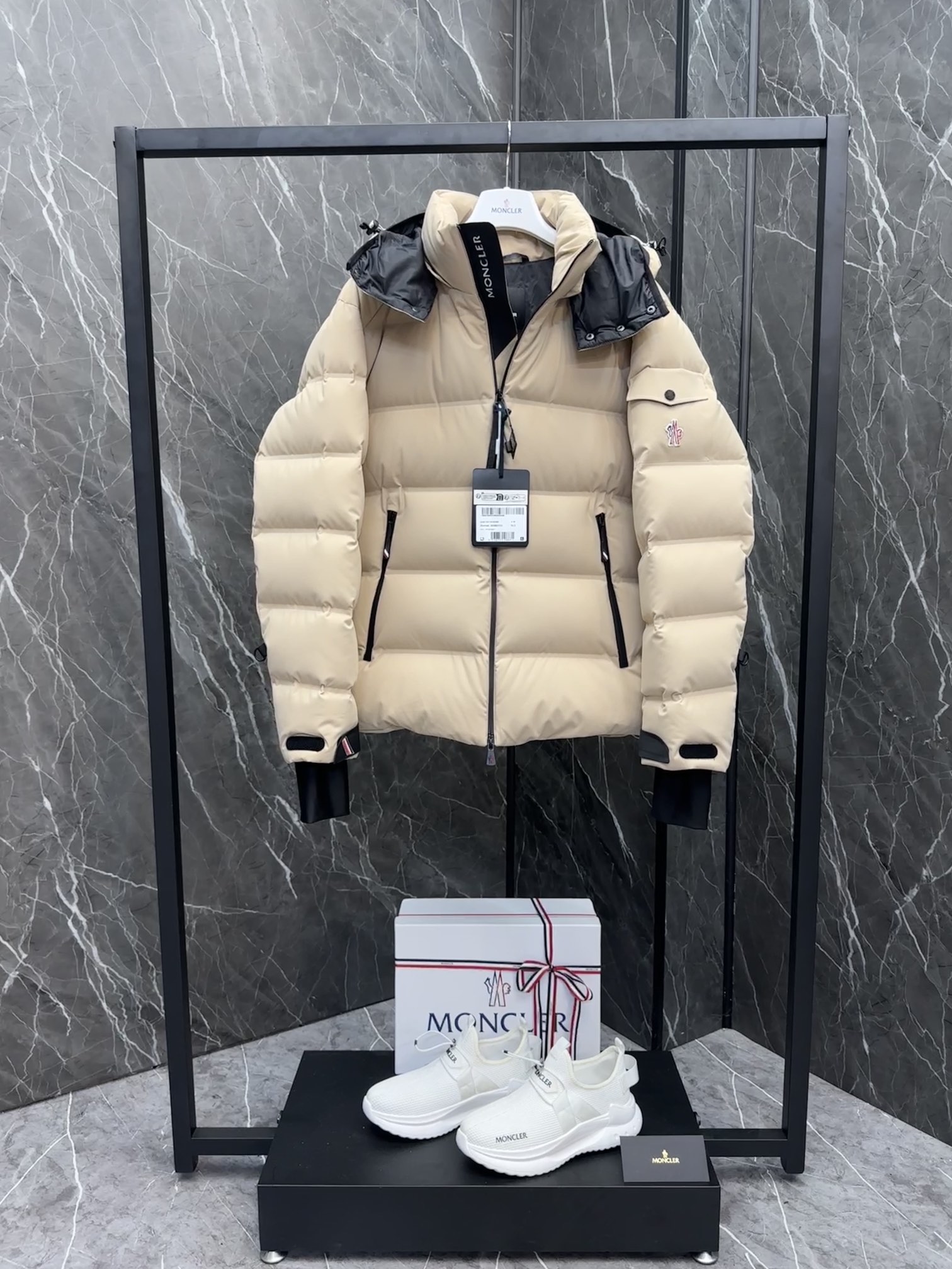 P1520 Moncler Montgetech veste courte en duvet haut de gamme pour homme. Un article haut de gamme en vente libre à plus de 2 000 dollars. Le tissu est de très bonne qualité. La doudoune Montgetech pour homme style décontracté combine la performance de la collection Moncler Grenoble avec le confort et l'attention de la doudoune courte Montgetech pour homme pour donner de l'élégance au look en tissu nylon élastique double couche fonctionnel avec une membrane collée, durable et ventilée fermeture à glissière fonctionnelle, poches pour forfaits de ski et tricot plain élastiqué. Protège-poignets pour tous les sports de montagne et confort par mauvais tempsDétails- Fabriqué en nylon double couche extensible dans les quatre sens- Doublure en nylon- Rembourrage en duvet- Empiècements à carreaux collés- Capuche amovible avec boutons-pression et cordon de serrage réglable - Coupe-vent et coupe-vent. et cordon de serrage réglable - Col intérieur coupe-vent - Transferts numérotés dans le tissu - Fermeture à glissière fonctionnelle YKK® AquaGuard® - Poche pour forfait de ski avec fermeture à glissière - YKK® Aquaguard® Poches extérieures zippées fonctionnelles - Poche électronique intérieure - Doublure intérieure de protection contre la neige - Guêtres en tricot élastiquées - Poche pour forfait de ski - Pattes de serrage aux poignets et détails tricolores - Cordon de serrage élastiqué à l'ourlet Taille : 1-5. marine foncé/amande/noir - sac haute couture