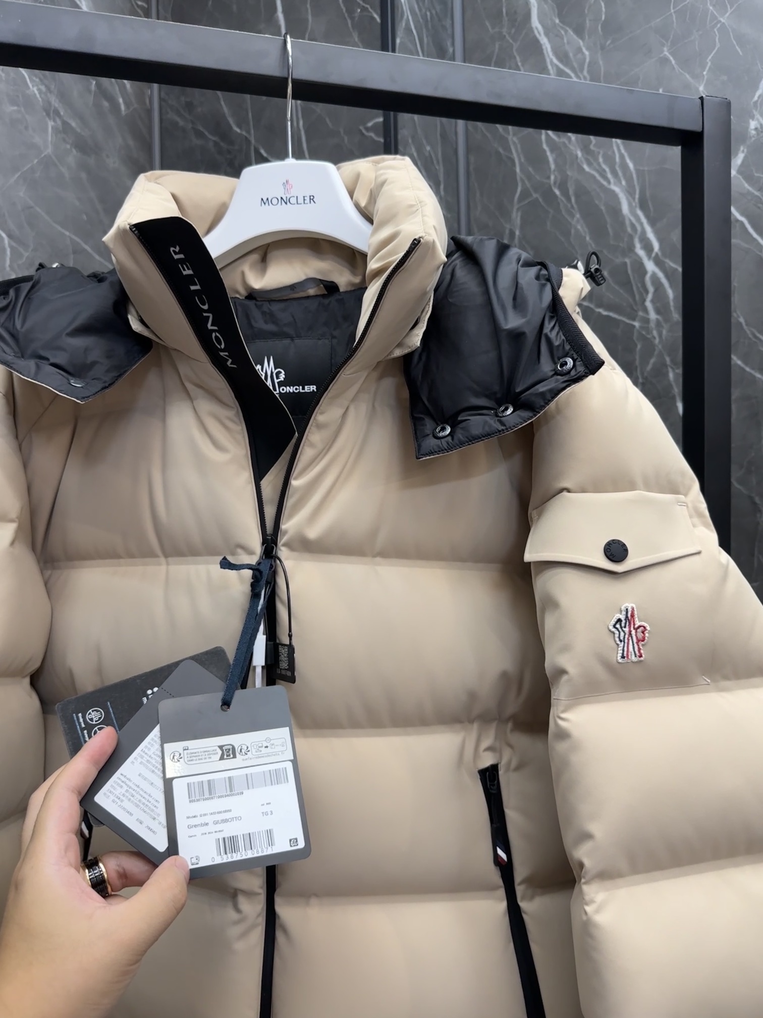 P1520 Moncler Montgetech veste courte en duvet haut de gamme pour homme. Un article haut de gamme en vente libre à plus de 2 000 dollars. Le tissu est de très bonne qualité. La doudoune Montgetech pour homme style décontracté combine la performance de la collection Moncler Grenoble avec le confort et l'attention de la doudoune courte Montgetech pour homme pour donner de l'élégance au look en tissu nylon élastique double couche fonctionnel avec une membrane collée, durable et ventilée fermeture à glissière fonctionnelle, poches pour forfaits de ski et tricot plain élastiqué. Protège-poignets pour tous les sports de montagne et confort par mauvais tempsDétails- Fabriqué en nylon double couche extensible dans les quatre sens- Doublure en nylon- Rembourrage en duvet- Empiècements à carreaux collés- Capuche amovible avec boutons-pression et cordon de serrage réglable - Coupe-vent et coupe-vent. et cordon de serrage réglable - Col intérieur coupe-vent - Transferts numérotés dans le tissu - Fermeture à glissière fonctionnelle YKK® AquaGuard® - Poche pour forfait de ski avec fermeture à glissière - YKK® Aquaguard® Poches extérieures zippées fonctionnelles - Poche électronique intérieure - Doublure intérieure de protection contre la neige - Guêtres en tricot élastiquées - Poche pour forfait de ski - Pattes de serrage aux poignets et détails tricolores - Cordon de serrage élastiqué à l'ourlet Taille : 1-5. marine foncé/amande/noir - sac haute couture