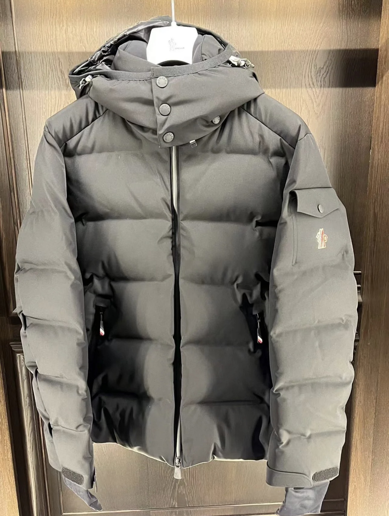 图片[4]-P1520  Moncler Montgetech高端男士短款羽绒夹克外套.柜台实拍展示-高仿包包