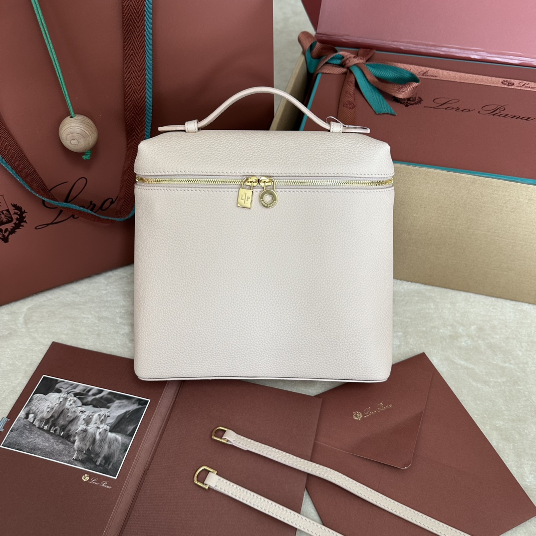 💰1360Loro pianaExtra Pocket L23.5 Shoulder Bag Calfskin / Item: FAM6491 ¥ 50600Color: Creamy HoneyThis Extra Pocket soft calf leather shoulder bag has a chic trapezoidal look. Light natural graining gives the shoulder bag character and enhances the softness of the leather. The practicality of the design makes it the ideal accessory for a busy day. Size: Length 21✖️Height 23.5✖️Width 8cmSize is hand-measured, please understand if there is a slight errorLeather handle with shoulder strapBidirectional zipper closure, zipper head embellished with MY Charms charmsBody: Cow LeatherLining: Sheep Leather-High Fake Bags