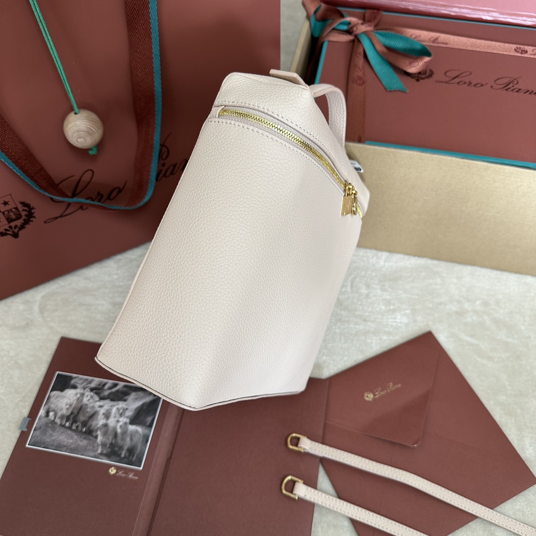 Image[5]-💰1360Loro pianaExtra Pocket L23.5 Shoulder Bag Calfskin / Item: FAM6491¥50600Color: Creamy HoneyThis Extra Pocket shoulder bag in soft calf leather has a chic trapezoidal look. Light natural graining gives the shoulder bag character and enhances the softness of the leather. The practicality of the design makes it the ideal accessory for a busy day. Size: Length 21✖️Height 23.5✖️Width 8cmSize is hand-measured, please understand if there is a slight errorLeather handle with shoulder strapBidirectional zipper closure, zipper head embellished with MY Charms charmsBody: Cow LeatherLining: Sheep Leather-High Fake Bags