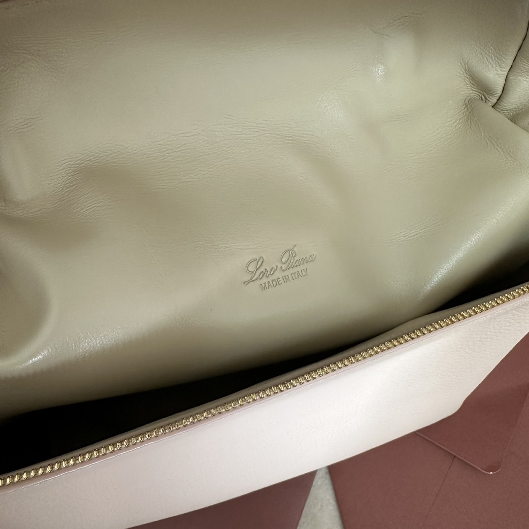 Image[9]-💰1360Loro pianaExtra Pocket L23.5 Shoulder Bag Calfskin / Item: FAM6491¥50600Color: Creamy HoneyThis Extra Pocket shoulder bag in soft calf leather has a chic trapezoidal look. Light natural graining gives the shoulder bag character and enhances the softness of the leather. The practicality of the design makes it an ideal accessory for a busy day. Size: Length 21✖️Height 23.5✖️Width 8cmSize is hand-measured, please understand if there is a slight errorLeather handle with shoulder strapBidirectional zipper closure, zipper head embellished with MY Charms charmsBody: Cow LeatherLining: Sheep Leather-High Fake Bags