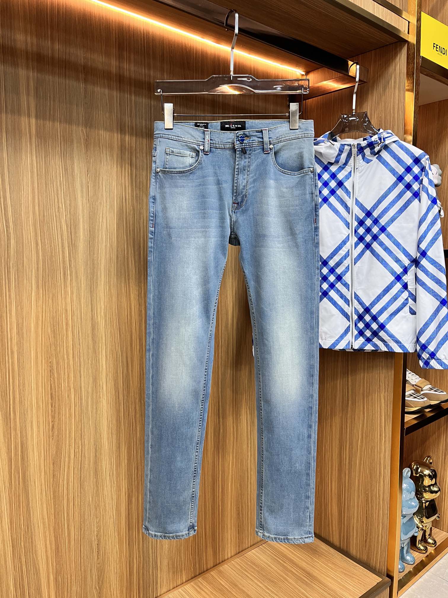 P540 Bruti automne/hiver 2024 ! Style polyvalent Basic cinq poches modèle composé jeans Classique est très bien avec les vêtements Oh comment porter sont très goût Respirant et confortable avec une légère élasticité sans retenue Original importé vintage smoky grey denim tissu micro-stretch toucher doux vrai luxe low-key est très approprié pour l'automne et l'hiver saison porter Standard droit Slim fit plus confortable à porter sans retenue Accessoires au-dessus de l'attention particulière à la quincaillerie exquise originale doublure sont très solides ! LWS est très rentable et de très bonne qualité, ce qui vaut la peine d'être acheté !Taille:30-38jb13