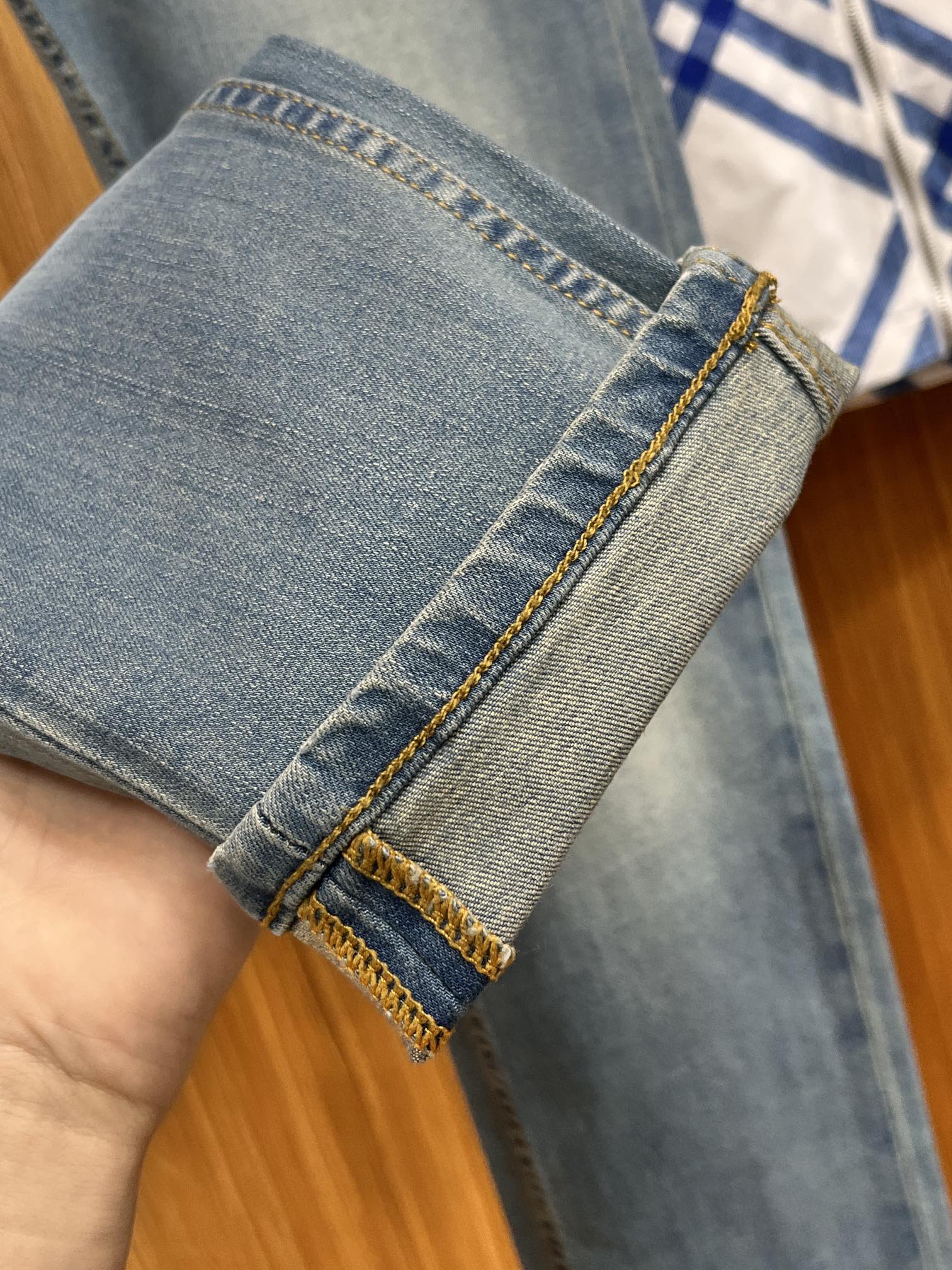 P540 Bruti automne/hiver 2024 ! Style polyvalent Basic cinq poches modèle composé jeans Classique est très bien avec les vêtements Oh comment porter sont très goût Respirant et confortable avec une légère élasticité sans retenue Original importé vintage smoky grey denim tissu micro-stretch toucher doux vrai luxe low-key est très approprié pour l'automne et l'hiver saison porter Standard droit Slim fit plus confortable à porter sans retenue Accessoires au-dessus de l'attention particulière à la quincaillerie exquise originale doublure sont très solides ! LWS est très rentable et de très bonne qualité, ce qui vaut la peine d'être acheté !Taille:30-38jb13