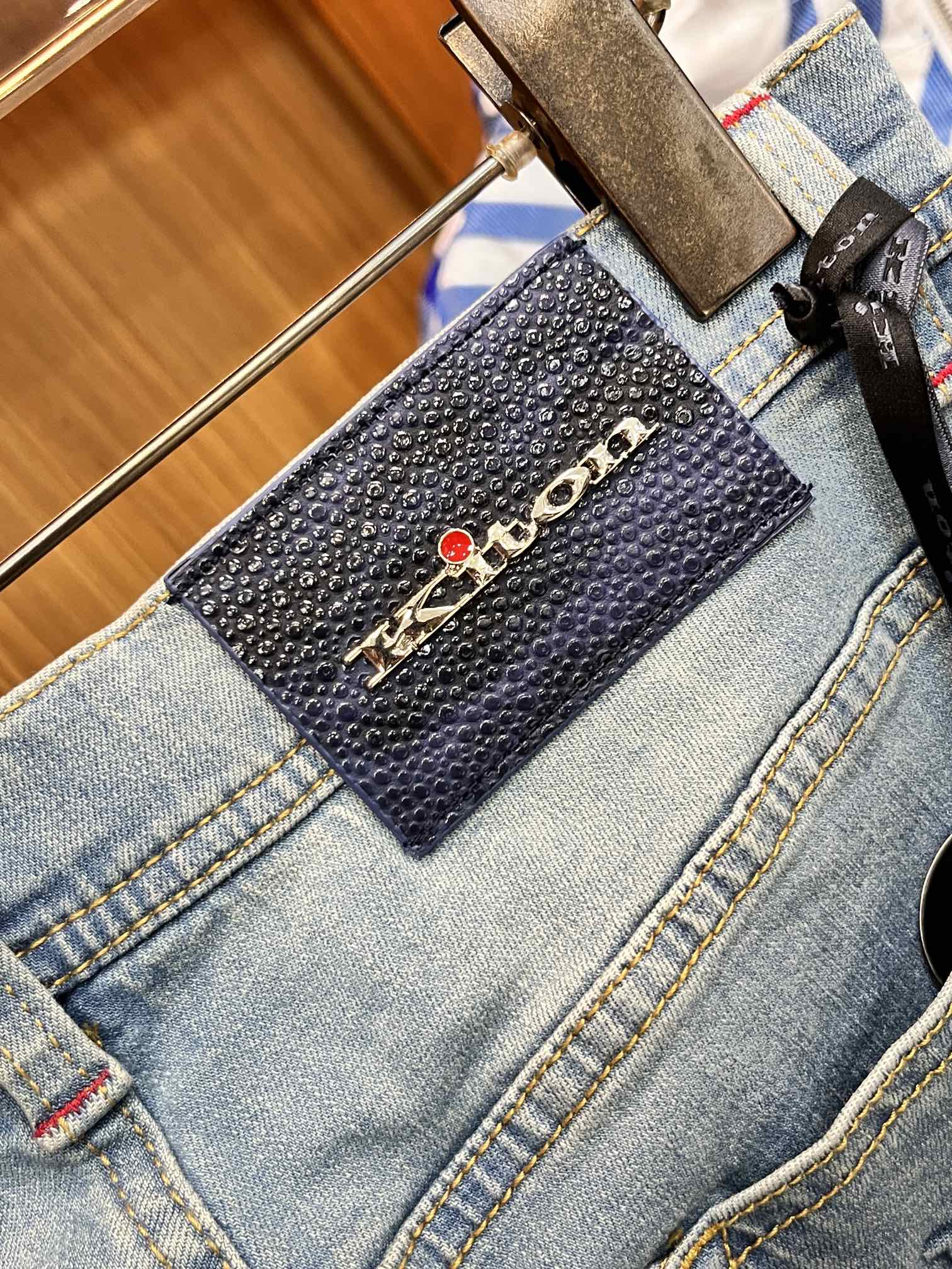 P540 Bruti automne/hiver 2024 ! Style polyvalent Basic cinq poches modèle composé jeans Classique est très bien avec les vêtements Oh comment porter sont très goût Respirant et confortable avec une légère élasticité sans retenue Original importé vintage smoky grey denim tissu micro-stretch toucher doux vrai luxe low-key est très approprié pour l'automne et l'hiver saison porter Standard droit Slim fit plus confortable à porter sans retenue Accessoires au-dessus de l'attention particulière à la quincaillerie exquise originale doublure sont très solides ! LWS est très rentable et de très bonne qualité, ce qui vaut la peine d'être acheté !Taille:30-38jb13