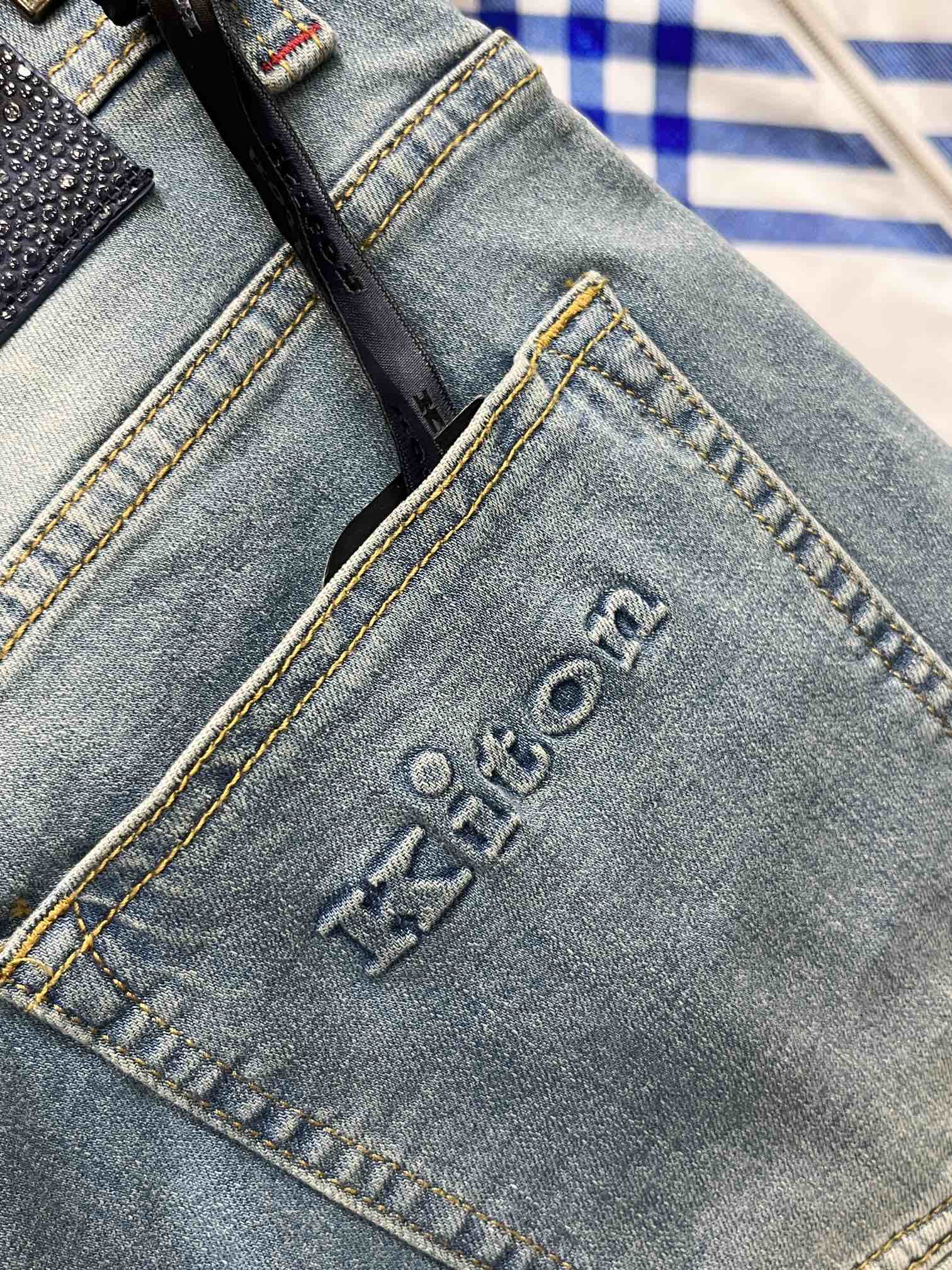 P540 Bruti automne/hiver 2024 ! Style polyvalent Basic cinq poches modèle composé jeans Classique est très bien avec les vêtements Oh comment porter sont très goût Respirant et confortable avec une légère élasticité sans retenue Original importé vintage smoky grey denim tissu micro-stretch toucher doux vrai luxe low-key est très approprié pour l'automne et l'hiver saison porter Standard droit Slim fit plus confortable à porter sans retenue Accessoires au-dessus de l'attention particulière à la quincaillerie exquise originale doublure sont très solides ! LWS est très rentable et de très bonne qualité, ce qui vaut la peine d'être acheté !Taille:30-38jb13