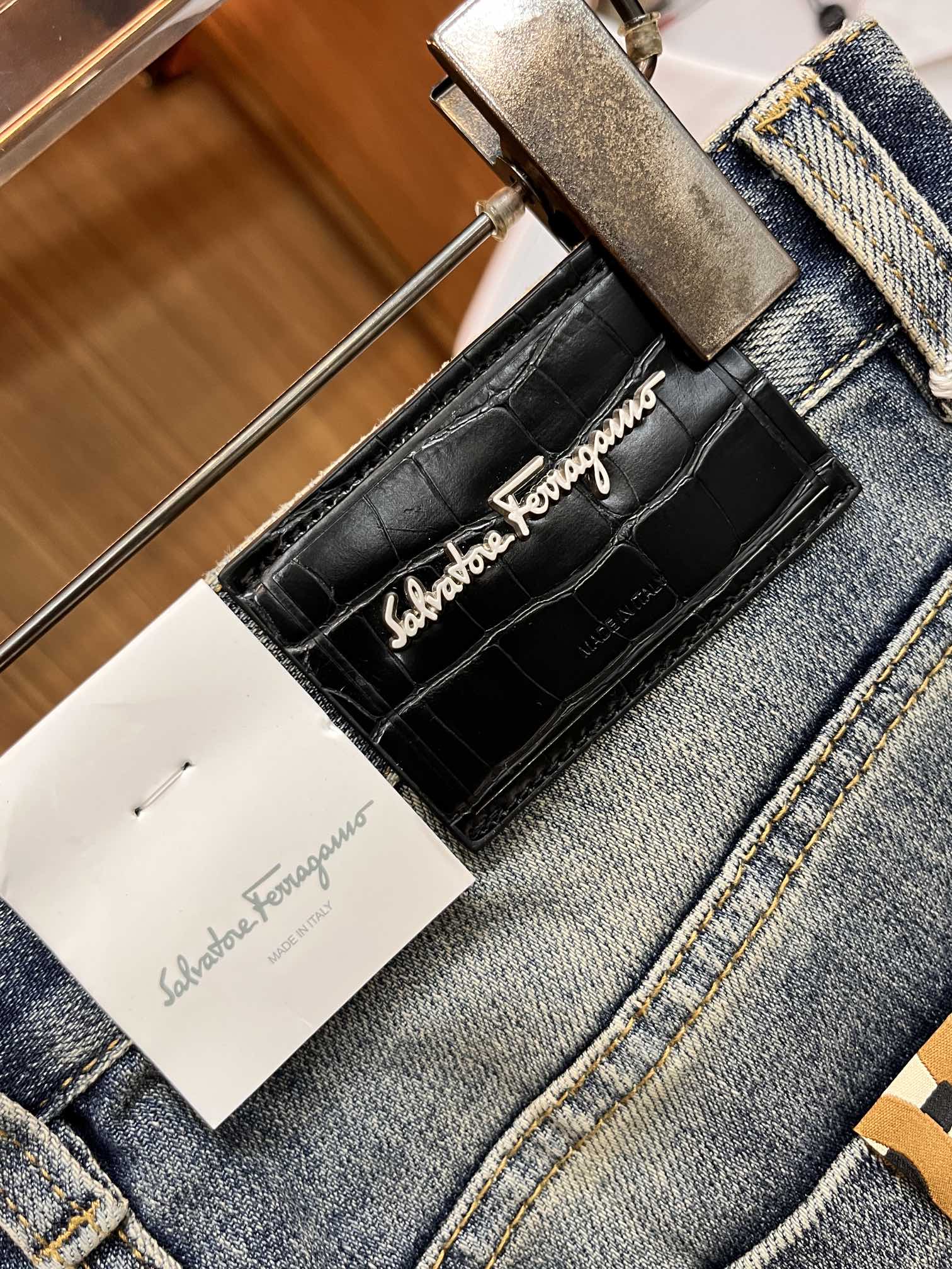 P540 Ferragamo automne-hiver 2024 ! Style polyvalent Basic cinq poches modèle composé jeans Classique est très bien avec les vêtements Oh comment porter sont très goût Respirant et confortable avec une légère élasticité sans retenue Original importé vintage smoky grey denim tissu micro-stretch toucher doux vrai luxe low-key est très approprié pour l'automne et l'hiver saison porter Standard droite Slim Fit porter plus confortable sans retenue Accessoires au-dessus de l'attention particulière à la quincaillerie exquise originale doublure sont très solides ! LWS est très rentable et de très bonne qualité, ce qui vaut la peine d'être acheté !Taille:30-38jb13