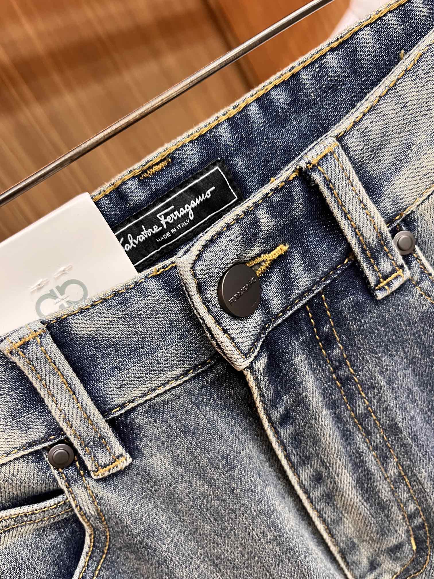 P540 Ferragamo automne-hiver 2024 ! Style polyvalent Basic cinq poches modèle composé jeans Classique est très bien avec les vêtements Oh comment porter sont très goût Respirant et confortable avec une légère élasticité sans retenue Original importé vintage smoky grey denim tissu micro-stretch toucher doux vrai luxe low-key est très approprié pour l'automne et l'hiver saison porter Standard droite Slim Fit porter plus confortable sans retenue Accessoires au-dessus de l'attention particulière à la quincaillerie exquise originale doublure sont très solides ! LWS est très rentable et de très bonne qualité, ce qui vaut la peine d'être acheté !Taille:30-38jb13