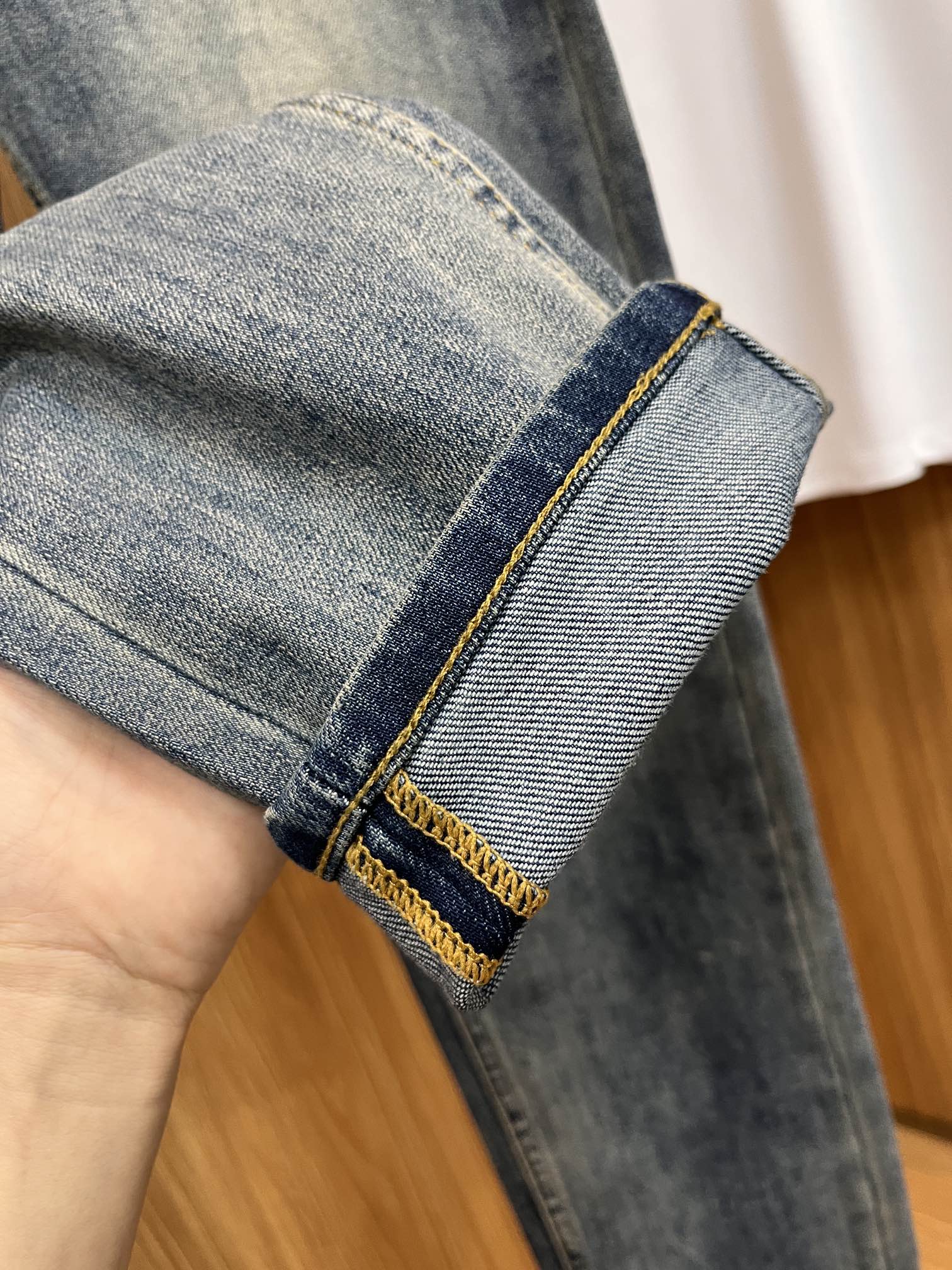 P540 Ferragamo automne-hiver 2024 ! Style polyvalent Basic cinq poches modèle composé jeans Classique est très bien avec les vêtements Oh comment porter sont très goût Respirant et confortable avec une légère élasticité sans retenue Original importé vintage smoky grey denim tissu micro-stretch toucher doux vrai luxe low-key est très approprié pour l'automne et l'hiver saison porter Standard droite Slim Fit porter plus confortable sans retenue Accessoires au-dessus de l'attention particulière à la quincaillerie exquise originale doublure sont très solides ! LWS est très rentable et de très bonne qualité, ce qui vaut la peine d'être acheté !Taille:30-38jb13